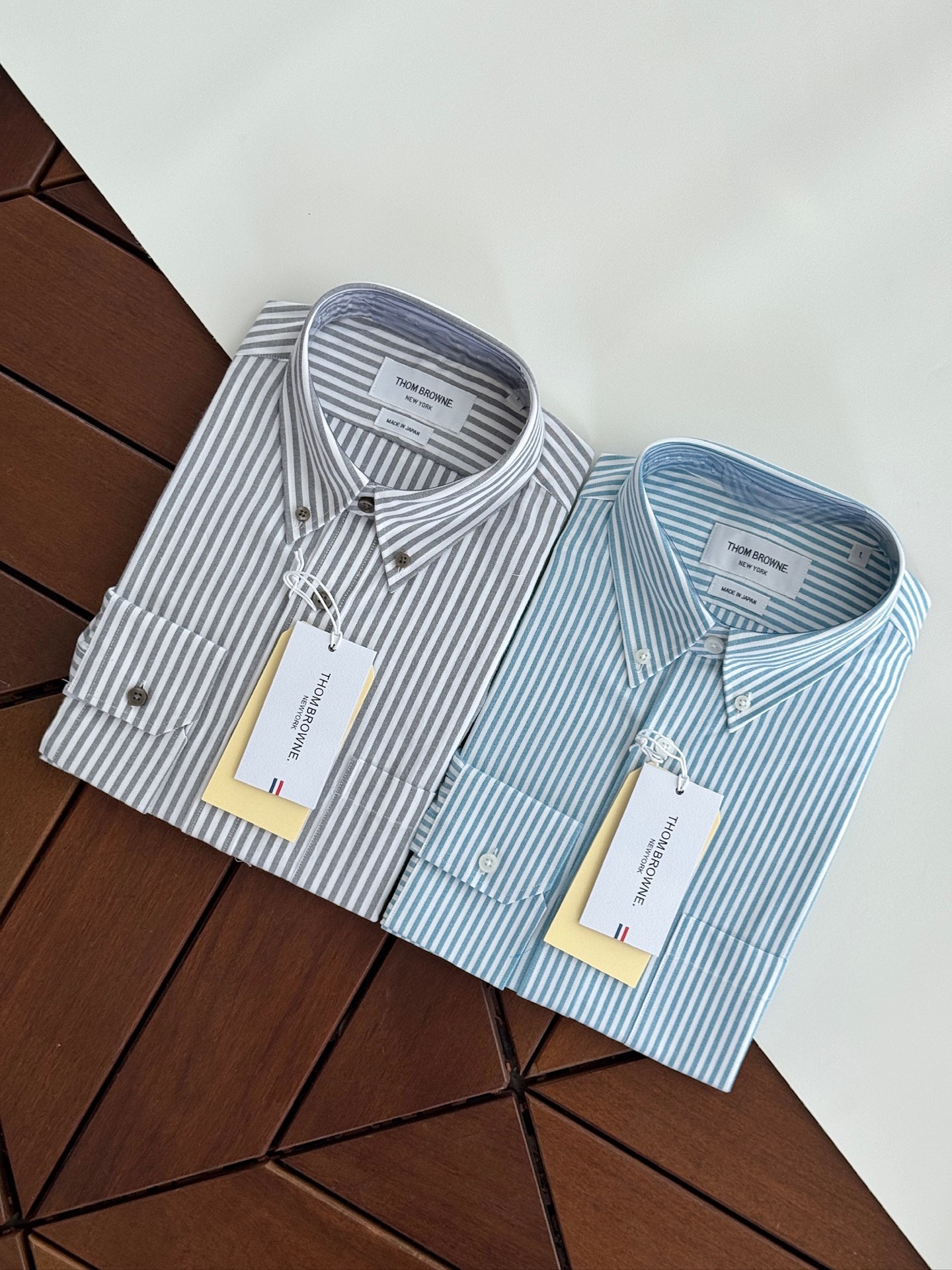 两色入。。。TB布朗尼顶级单品。条纹撞织带男士长袖衬衫，香港贸易公司货，纯正洋行渠道，整款衬衫的设计别具