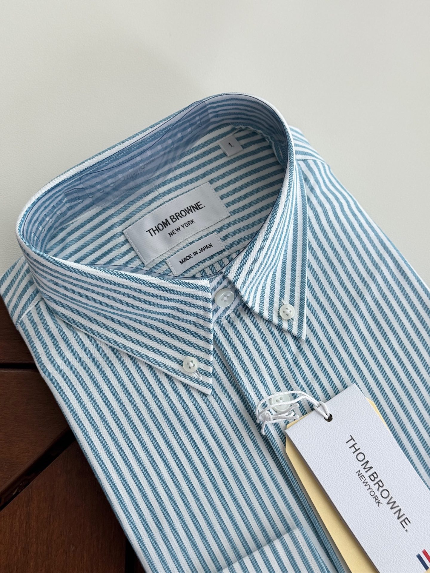 两色入。。。TB布朗尼顶级单品。条纹撞织带男士长袖衬衫，香港贸易公司货，纯正洋行渠道，整款衬衫的设计别具