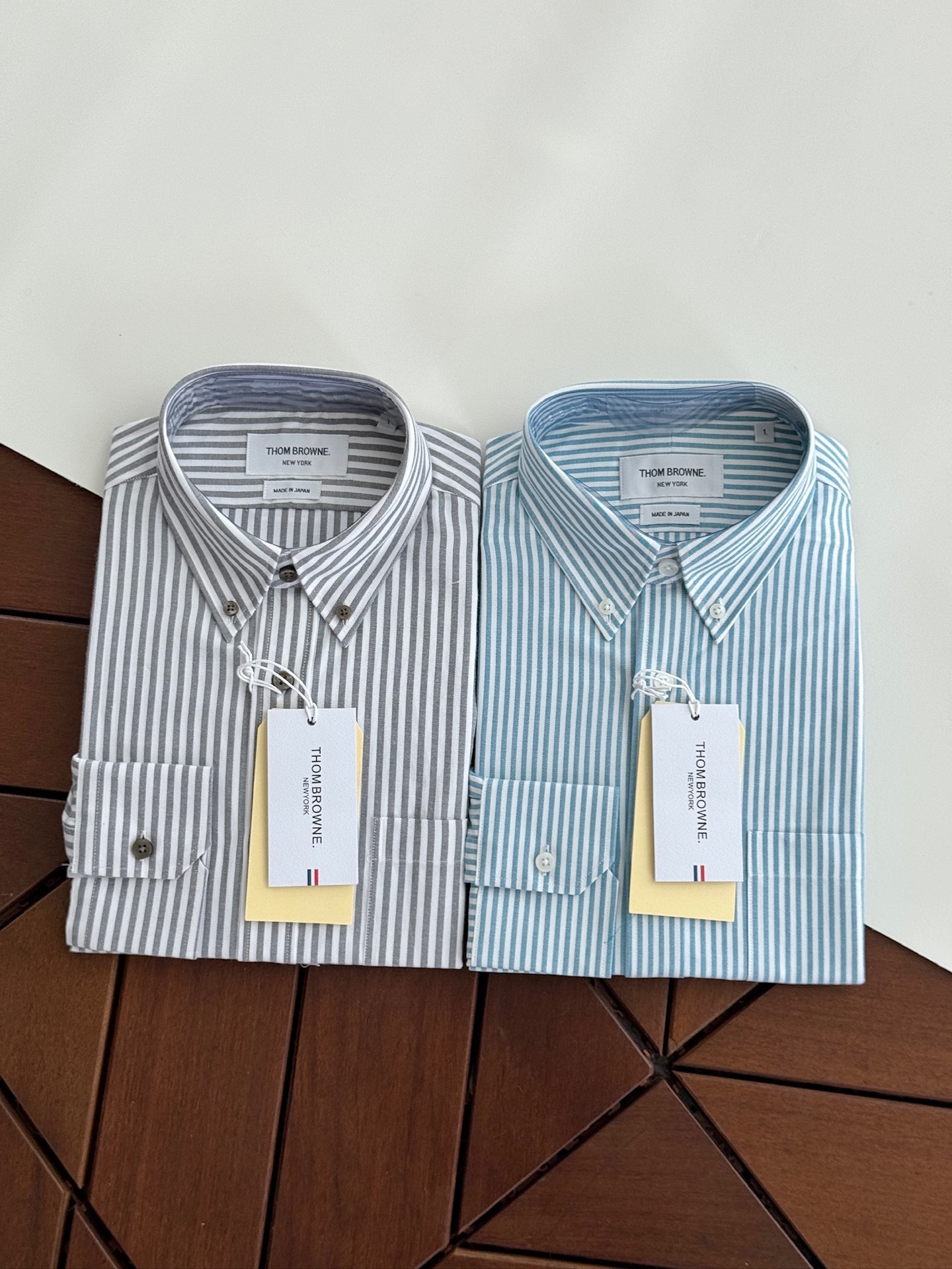 两色入。。。TB布朗尼顶级单品。条纹撞织带男士长袖衬衫，香港贸易公司货，纯正洋行渠道，整款衬衫的设计别具