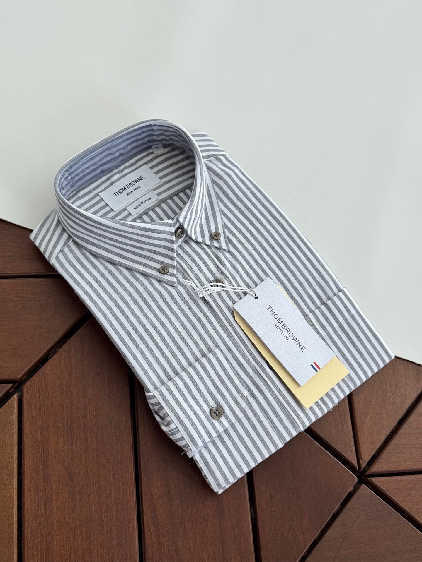 两色入。。。TB布朗尼顶级单品。条纹撞织带男士长袖衬衫，香港贸易公司货，纯正洋行渠道，整款衬衫的设计别具