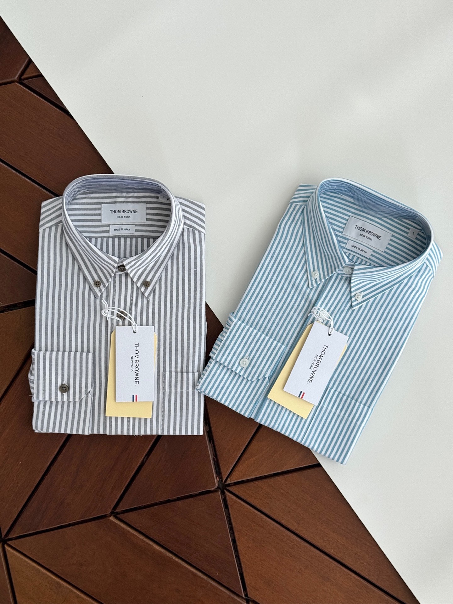 两色入。。。TB布朗尼顶级单品。条纹撞织带男士长袖衬衫，香港贸易公司货，纯正洋行渠道，整款衬衫的设计别具