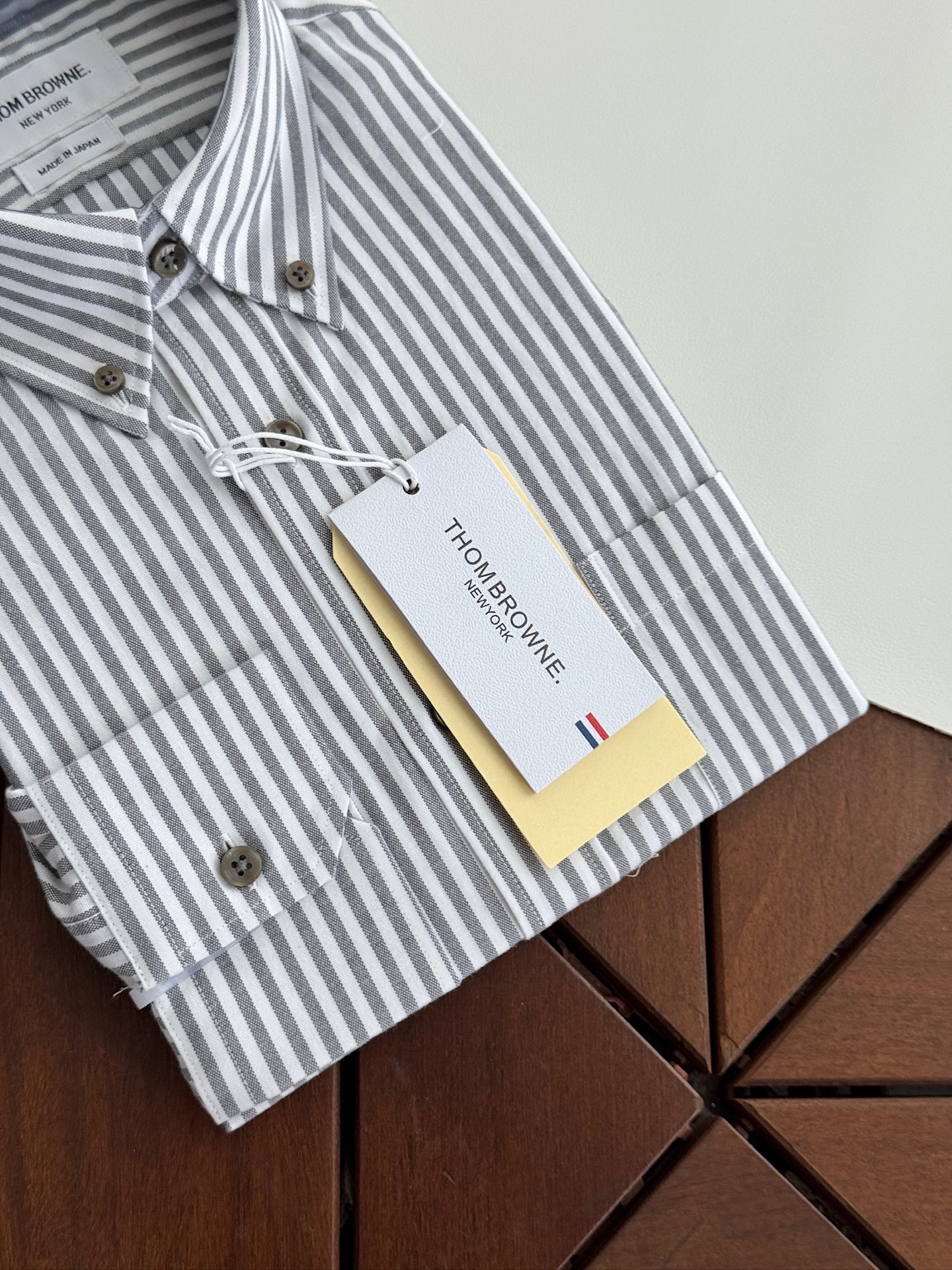 两色入。。。TB布朗尼顶级单品。条纹撞织带男士长袖衬衫，香港贸易公司货，纯正洋行渠道，整款衬衫的设计别具