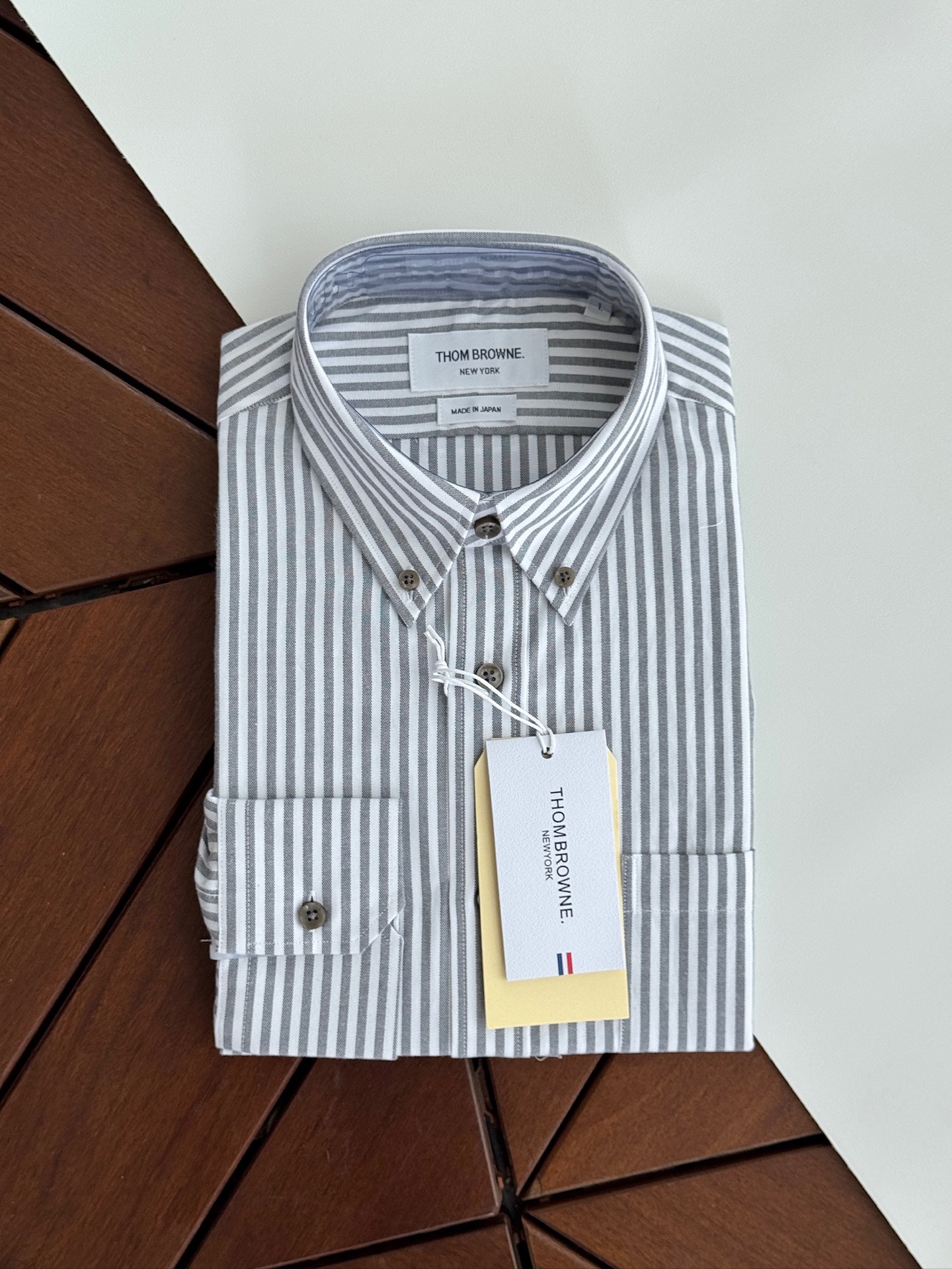 两色入。。。TB布朗尼顶级单品。条纹撞织带男士长袖衬衫，香港贸易公司货，纯正洋行渠道，整款衬衫的设计别具