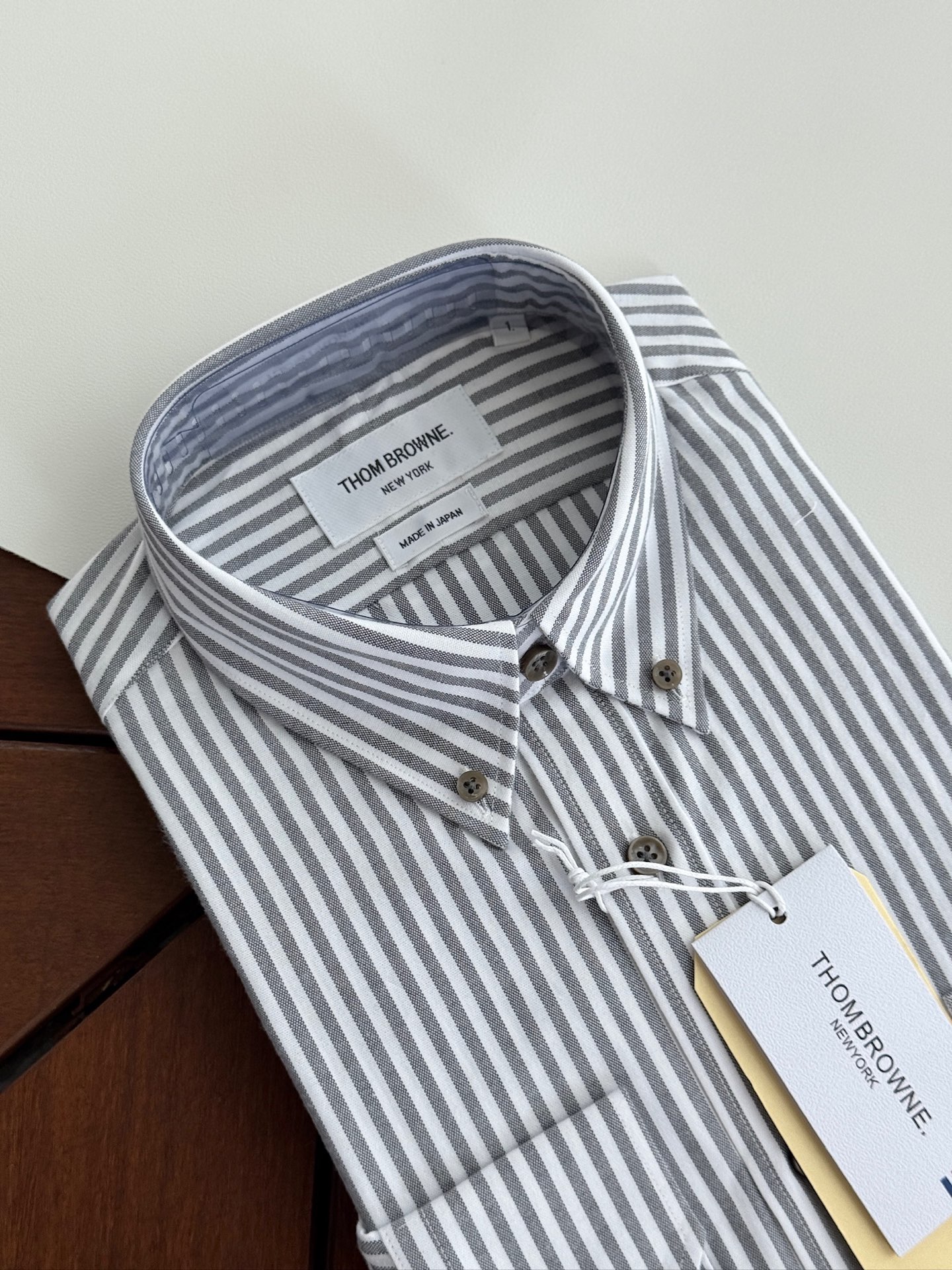 两色入。。。TB布朗尼顶级单品。条纹撞织带男士长袖衬衫，香港贸易公司货，纯正洋行渠道，整款衬衫的设计别具