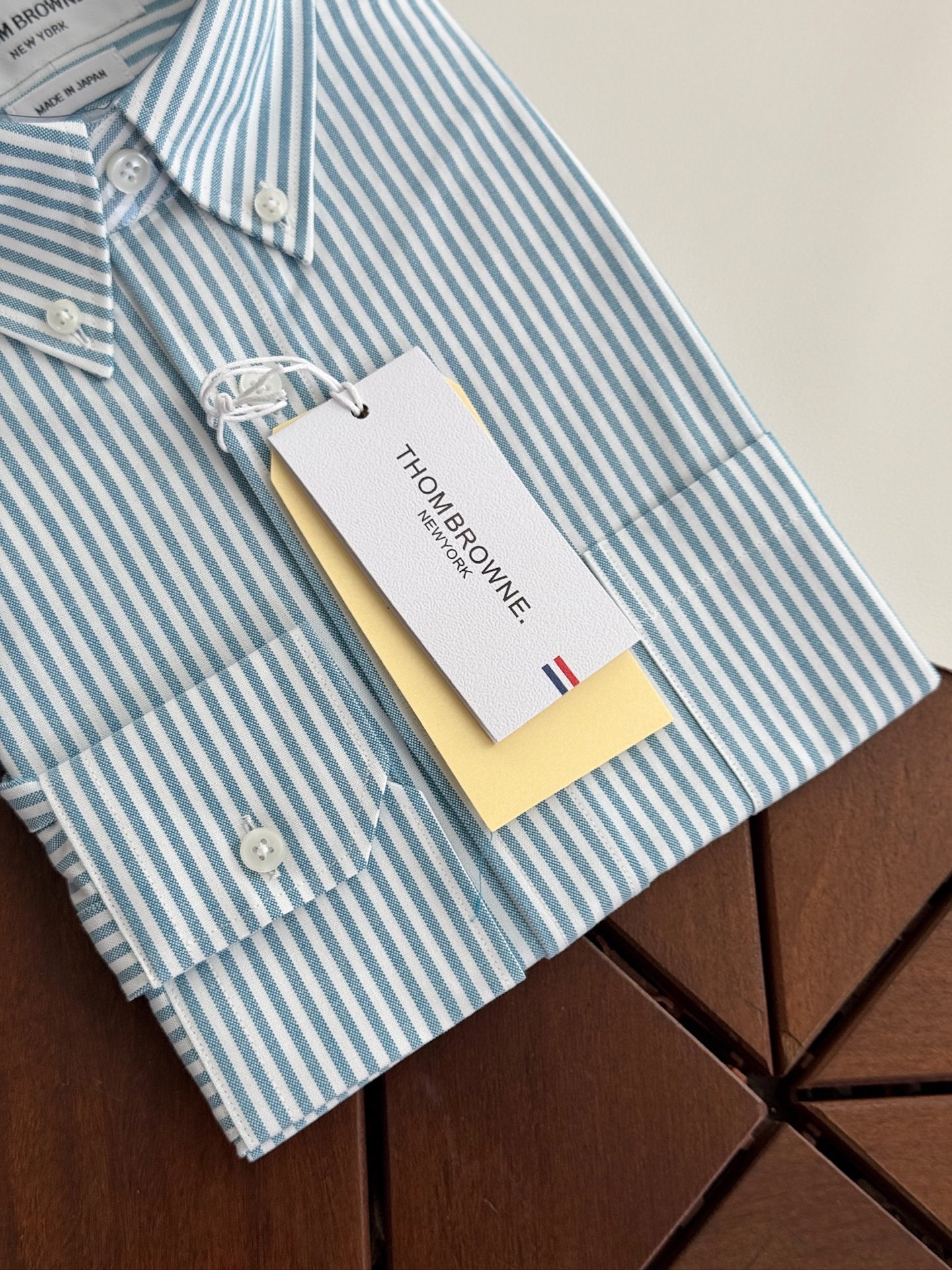 两色入。。。TB布朗尼顶级单品。条纹撞织带男士长袖衬衫，香港贸易公司货，纯正洋行渠道，整款衬衫的设计别具