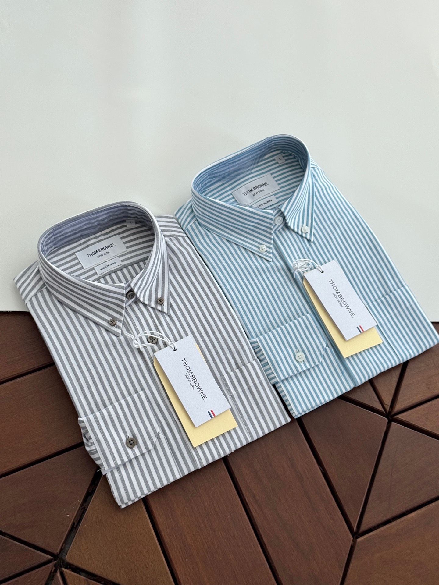 两色入。。。TB布朗尼顶级单品。条纹撞织带男士长袖衬衫，香港贸易公司货，纯正洋行渠道，整款衬衫的设计别具