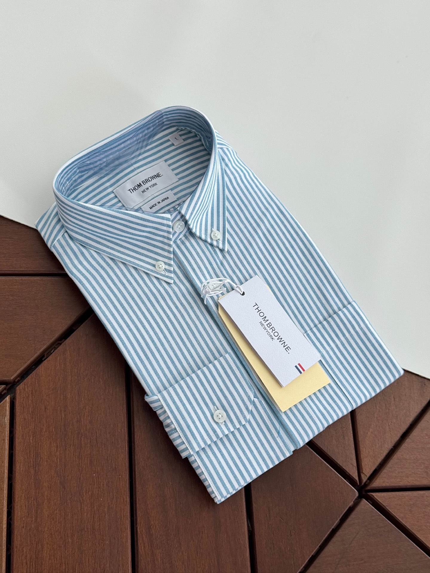 两色入。。。TB布朗尼顶级单品。条纹撞织带男士长袖衬衫，香港贸易公司货，纯正洋行渠道，整款衬衫的设计别具