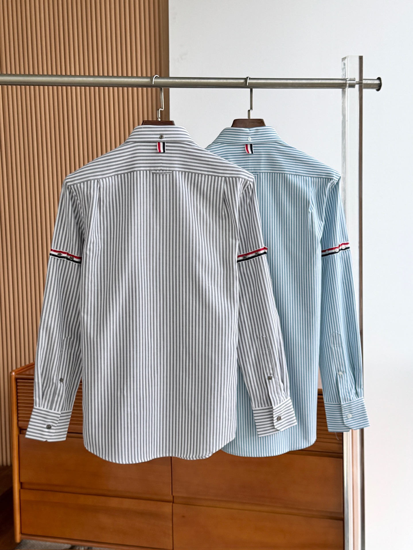 两色入。。。TB布朗尼顶级单品。条纹撞织带男士长袖衬衫，香港贸易公司货，纯正洋行渠道，整款衬衫的设计别具