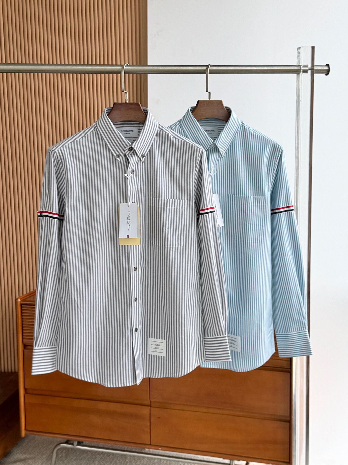 两色入。。。TB布朗尼顶级单品。条纹撞织带男士长袖衬衫，香港贸易公司货，纯正洋行渠道，整款衬衫的设计别具