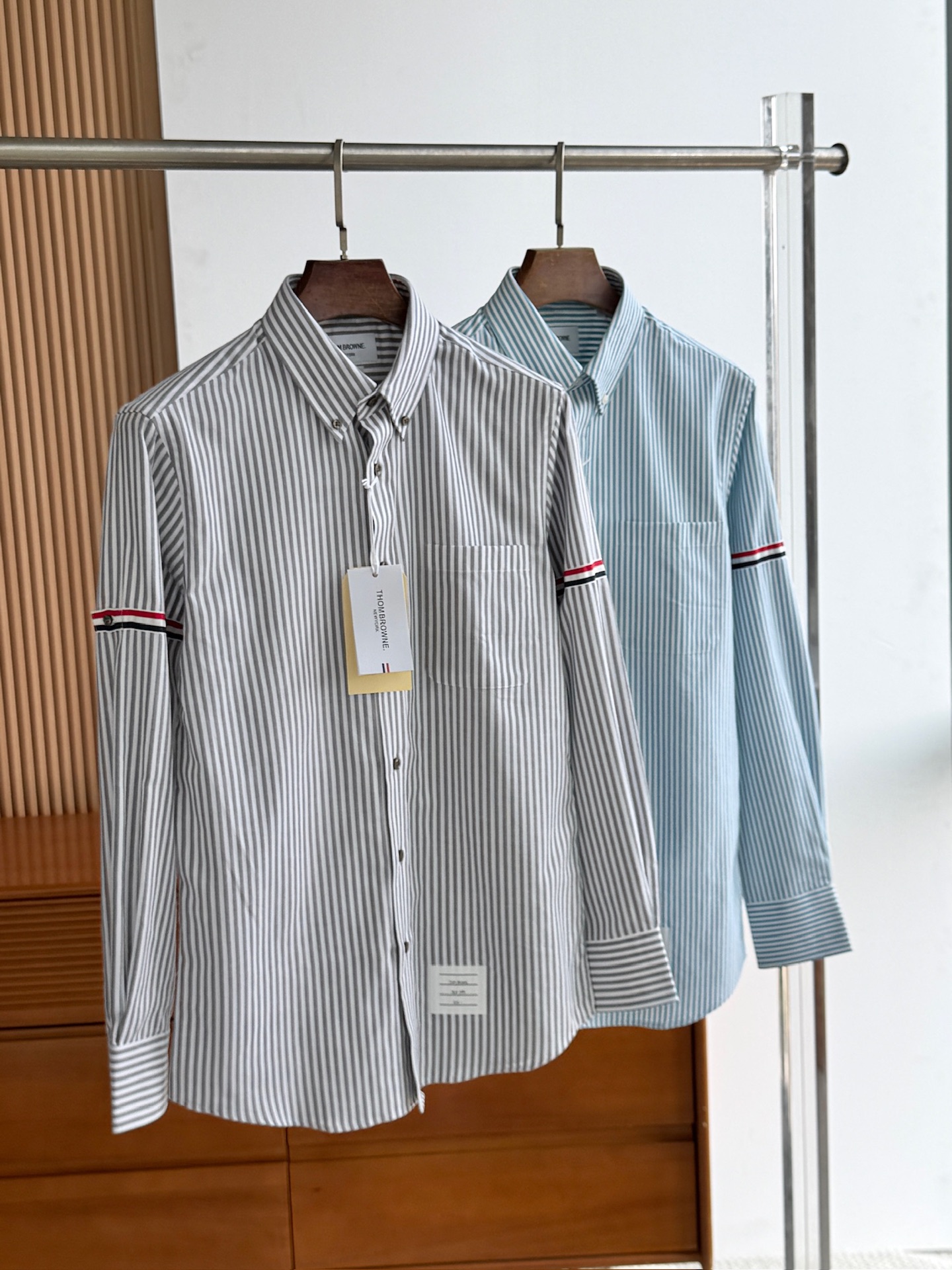 两色入。。。TB布朗尼顶级单品。条纹撞织带男士长袖衬衫，香港贸易公司货，纯正洋行渠道，整款衬衫的设计别具