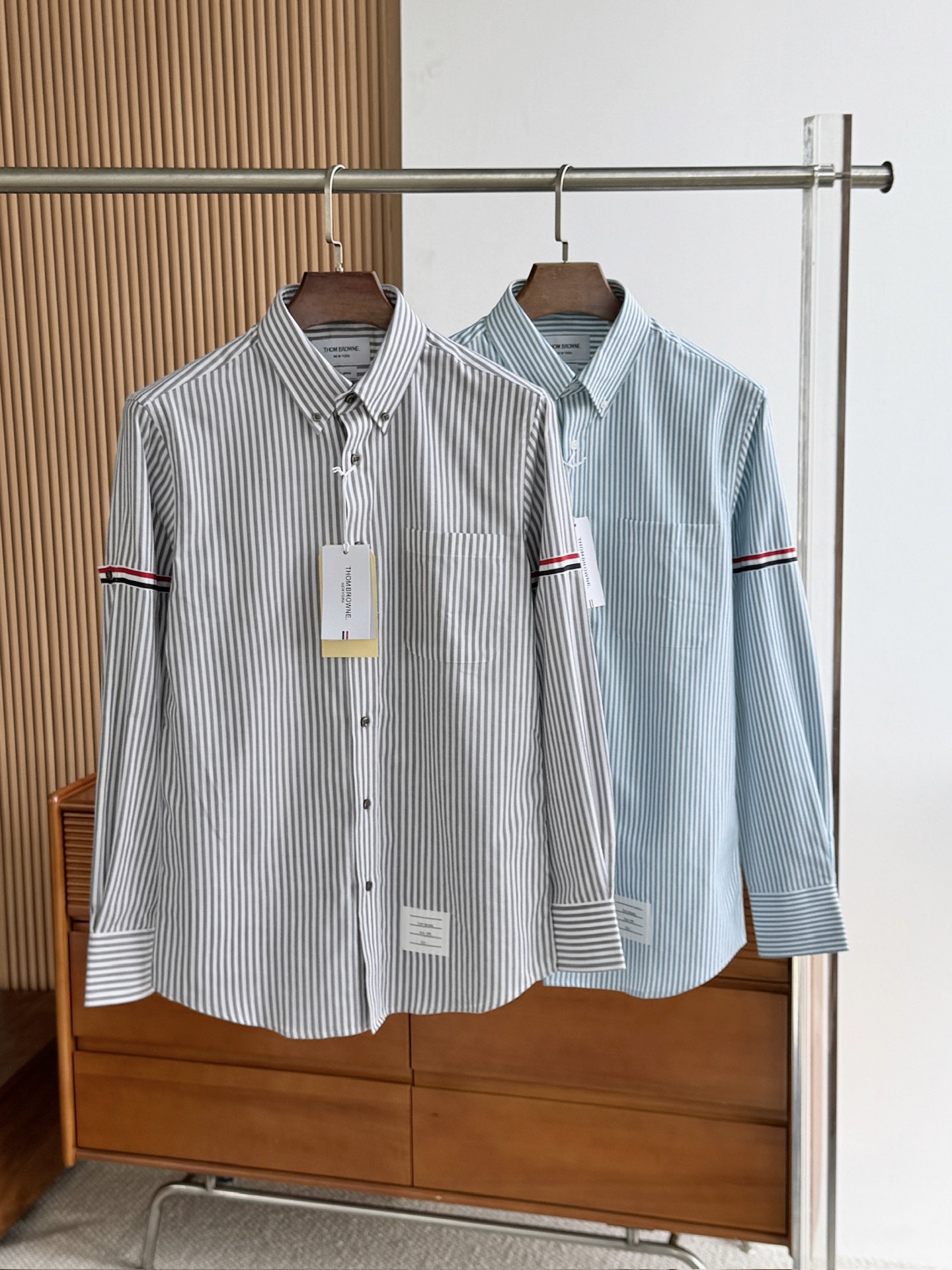 两色入。。。TB布朗尼顶级单品。条纹撞织带男士长袖衬衫，香港贸易公司货，纯正洋行渠道，整款衬衫的设计别具