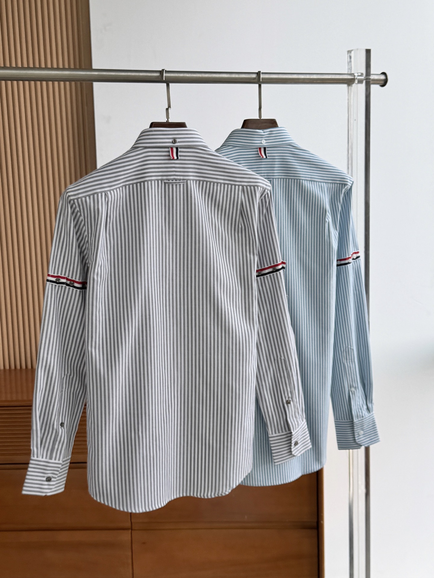 两色入。。。TB布朗尼顶级单品。条纹撞织带男士长袖衬衫，香港贸易公司货，纯正洋行渠道，整款衬衫的设计别具