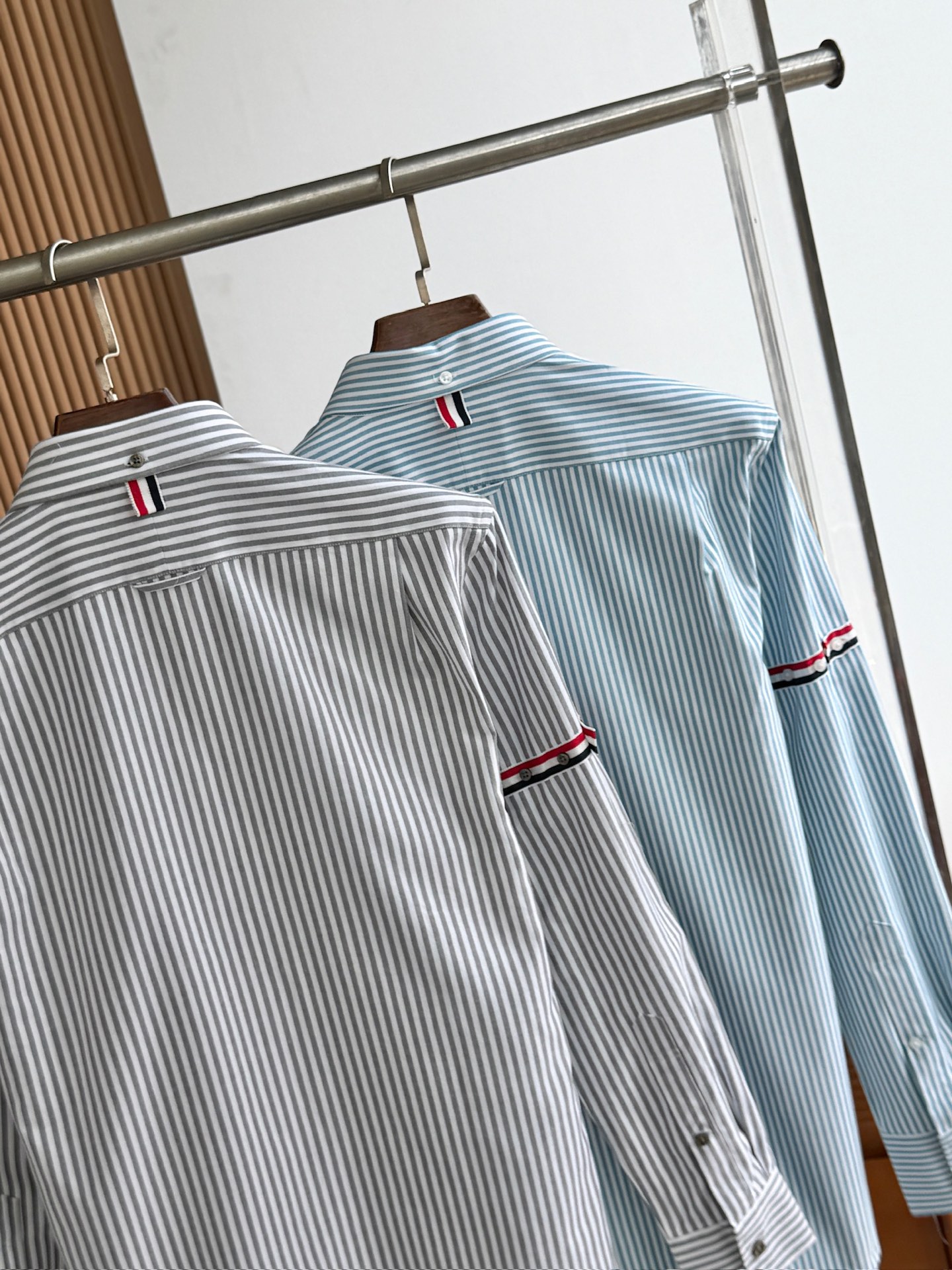 两色入。。。TB布朗尼顶级单品。条纹撞织带男士长袖衬衫，香港贸易公司货，纯正洋行渠道，整款衬衫的设计别具