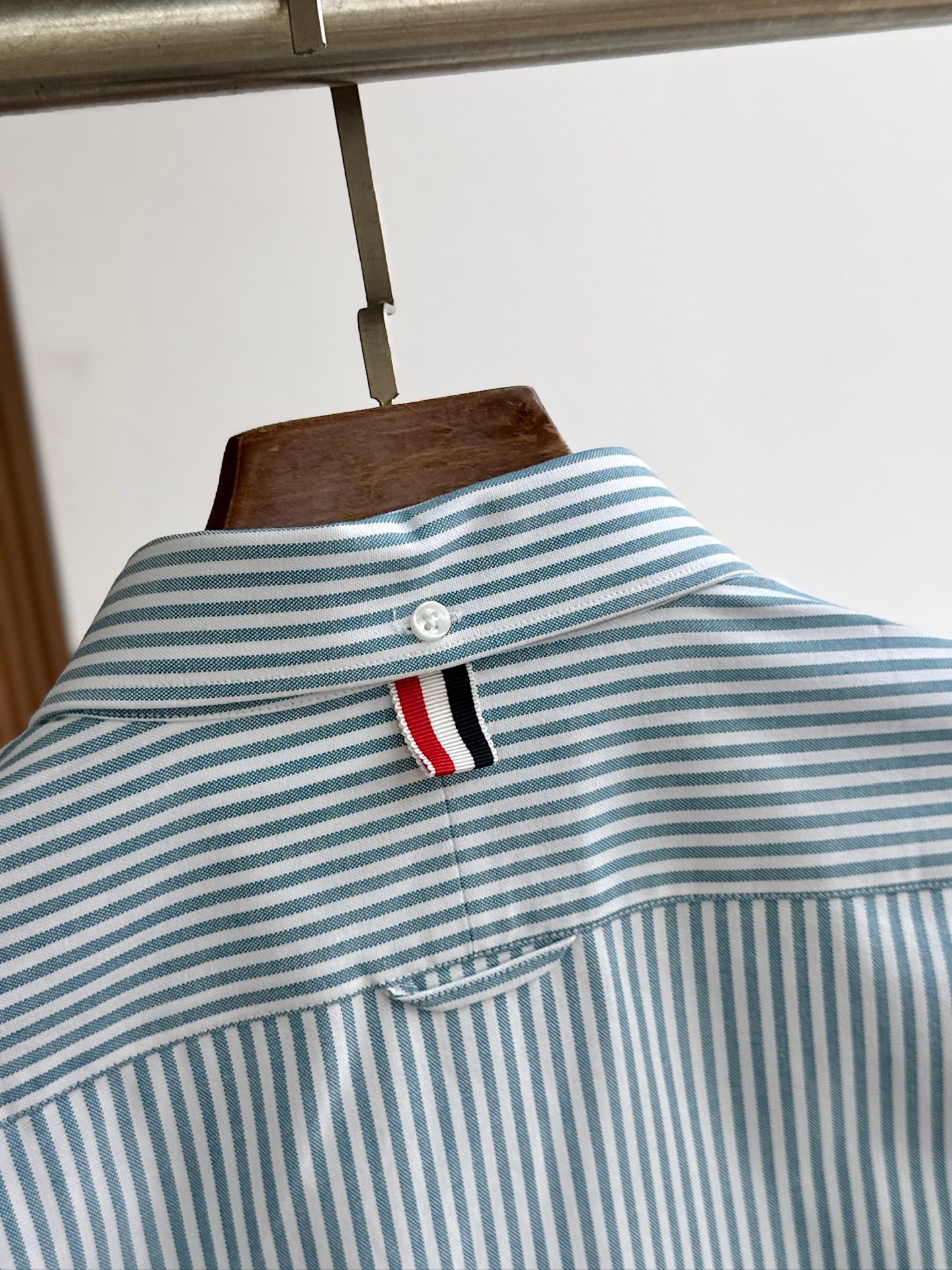 两色入。。。TB布朗尼顶级单品。条纹撞织带男士长袖衬衫，香港贸易公司货，纯正洋行渠道，整款衬衫的设计别具