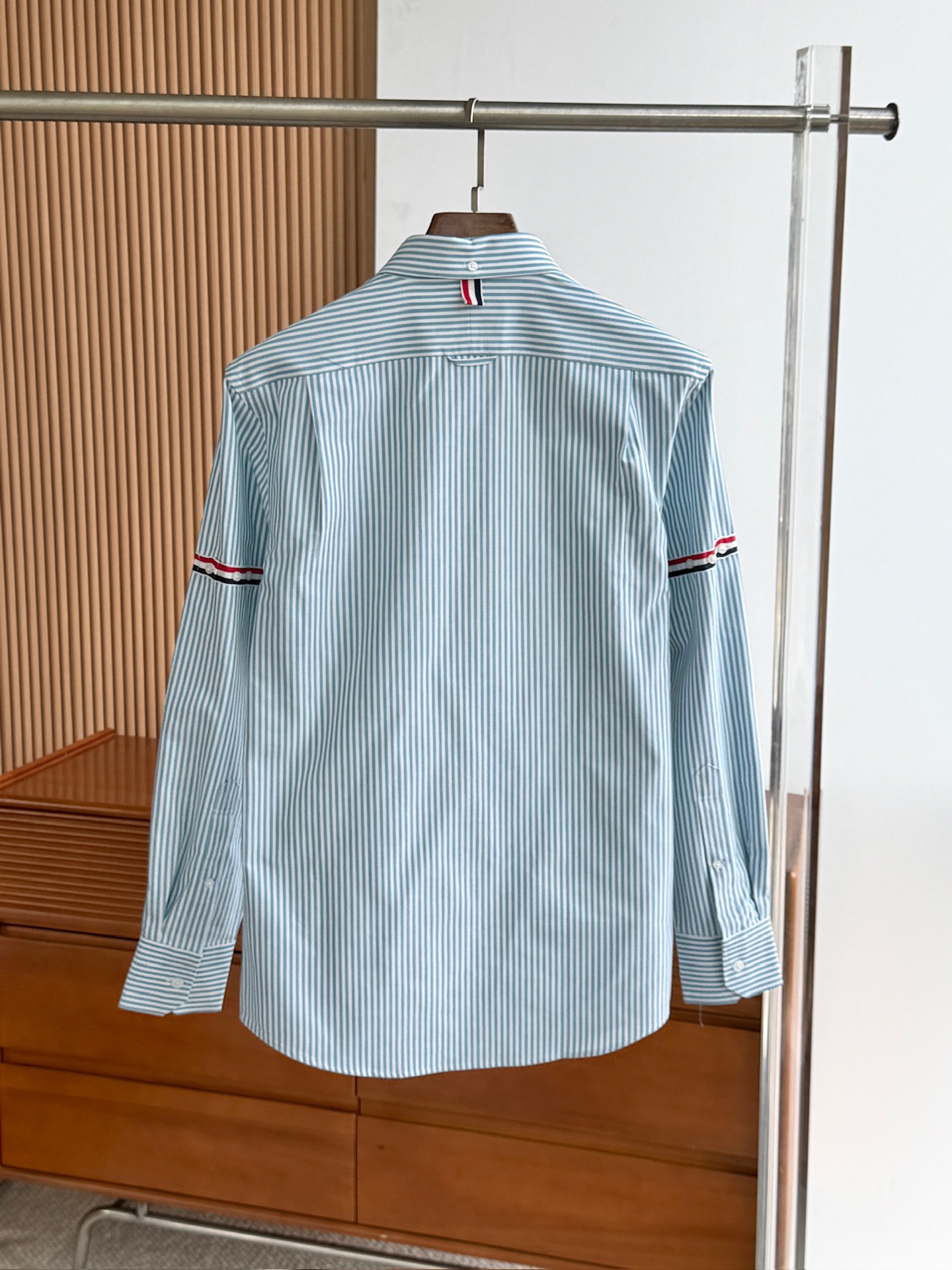 两色入。。。TB布朗尼顶级单品。条纹撞织带男士长袖衬衫，香港贸易公司货，纯正洋行渠道，整款衬衫的设计别具