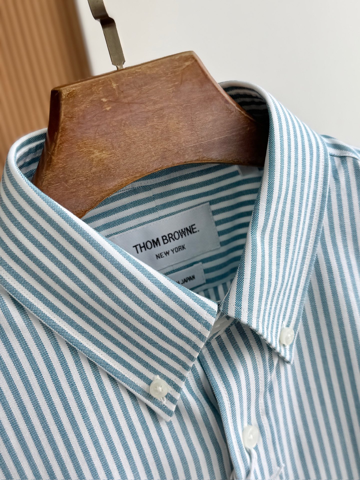 两色入。。。TB布朗尼顶级单品。条纹撞织带男士长袖衬衫，香港贸易公司货，纯正洋行渠道，整款衬衫的设计别具