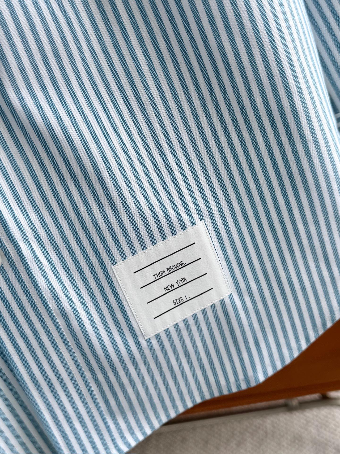 两色入。。。TB布朗尼顶级单品。条纹撞织带男士长袖衬衫，香港贸易公司货，纯正洋行渠道，整款衬衫的设计别具