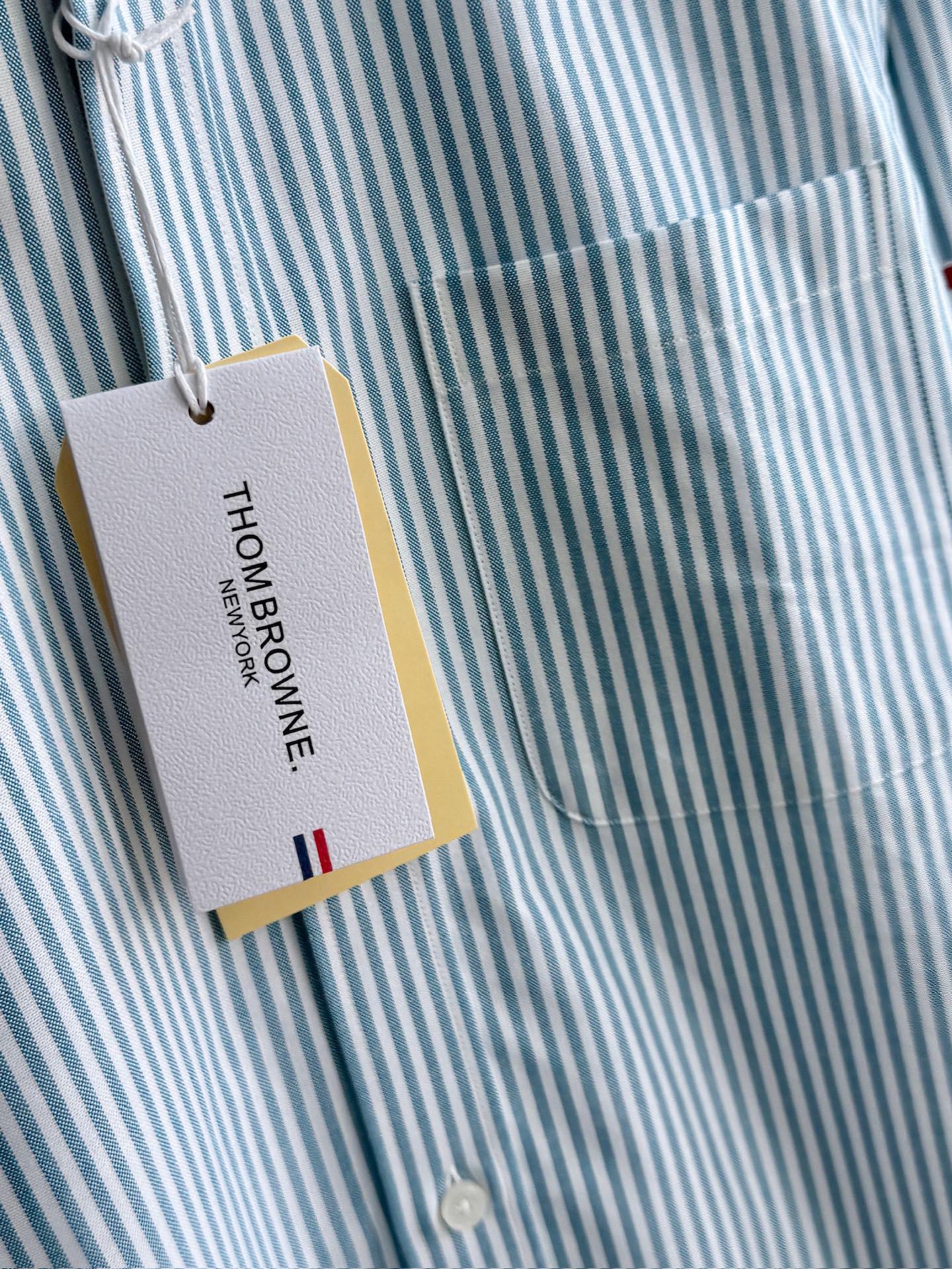 两色入。。。TB布朗尼顶级单品。条纹撞织带男士长袖衬衫，香港贸易公司货，纯正洋行渠道，整款衬衫的设计别具