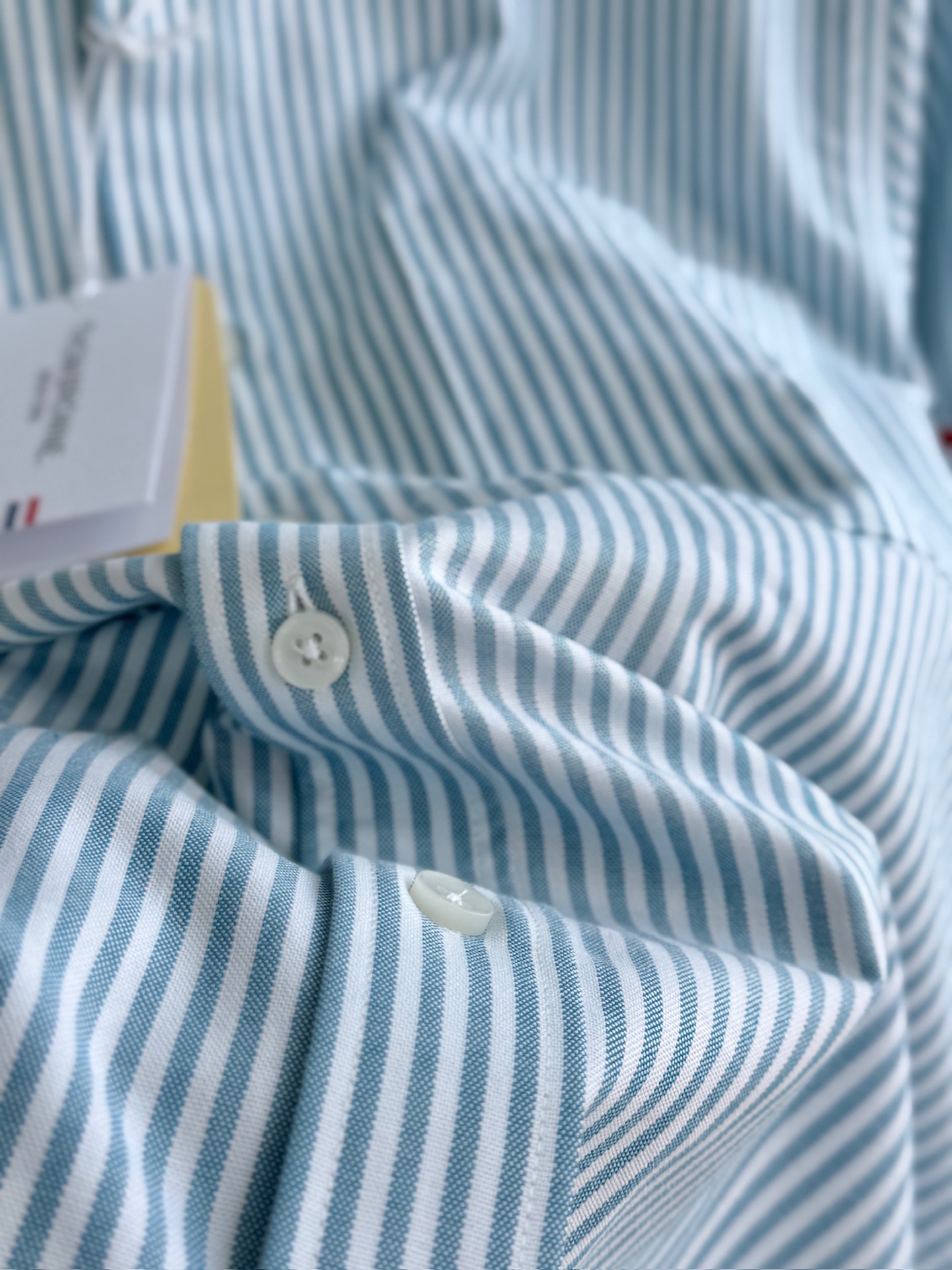 两色入。。。TB布朗尼顶级单品。条纹撞织带男士长袖衬衫，香港贸易公司货，纯正洋行渠道，整款衬衫的设计别具