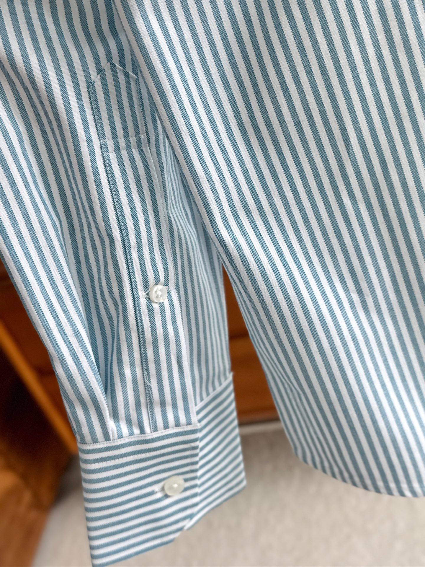 两色入。。。TB布朗尼顶级单品。条纹撞织带男士长袖衬衫，香港贸易公司货，纯正洋行渠道，整款衬衫的设计别具