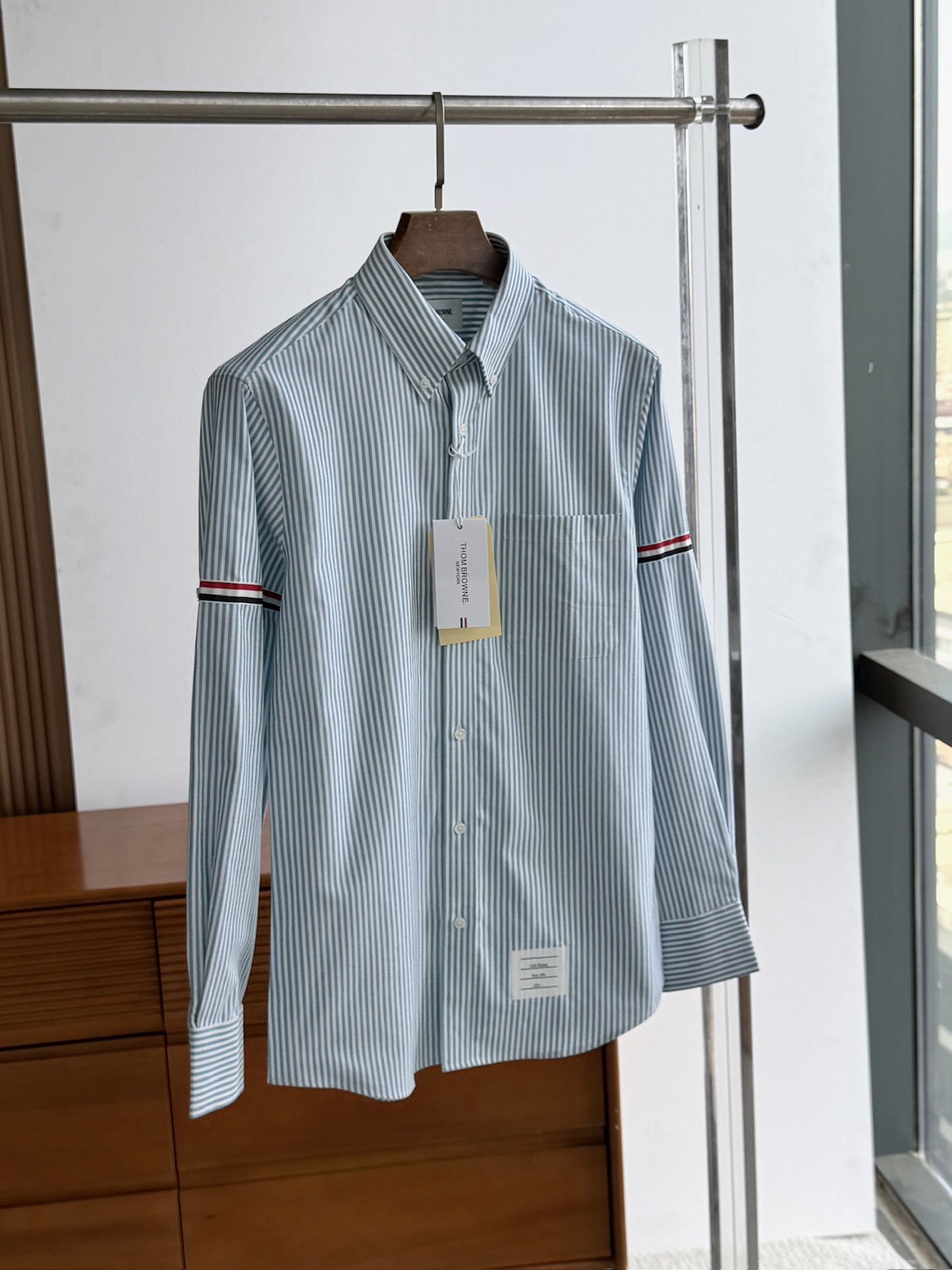 两色入。。。TB布朗尼顶级单品。条纹撞织带男士长袖衬衫，香港贸易公司货，纯正洋行渠道，整款衬衫的设计别具