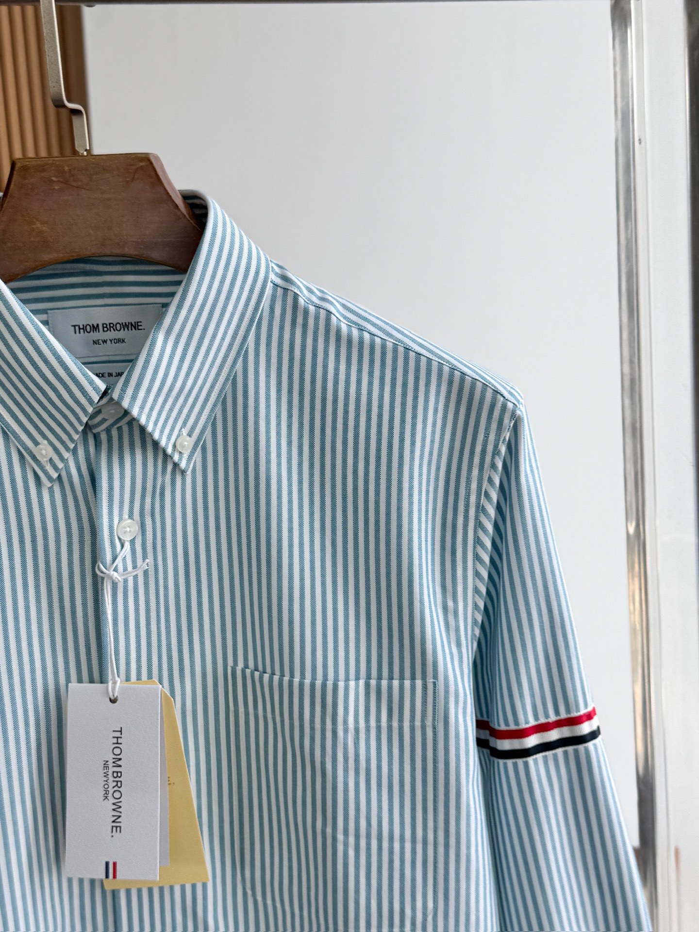 两色入。。。TB布朗尼顶级单品。条纹撞织带男士长袖衬衫，香港贸易公司货，纯正洋行渠道，整款衬衫的设计别具