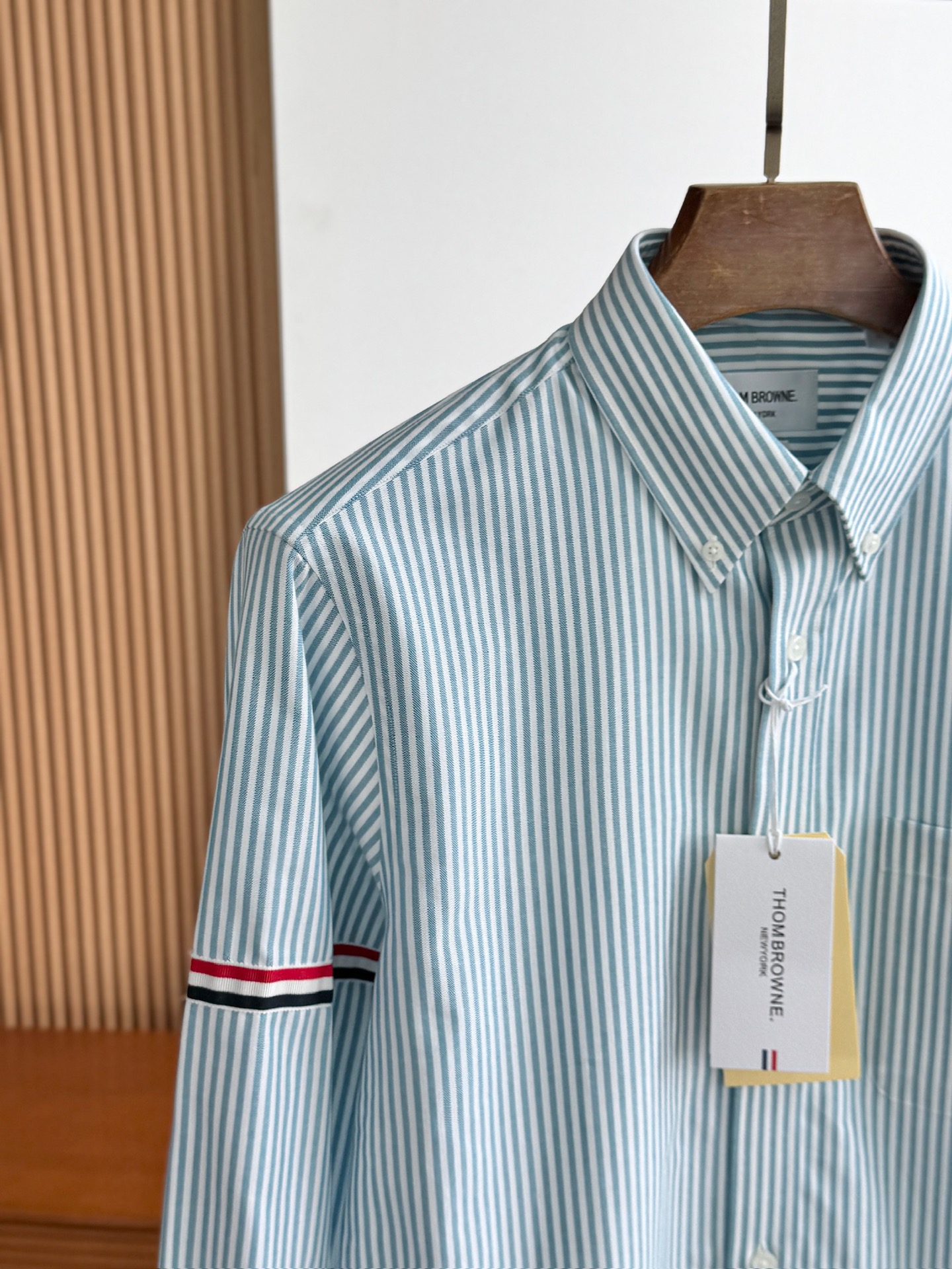 两色入。。。TB布朗尼顶级单品。条纹撞织带男士长袖衬衫，香港贸易公司货，纯正洋行渠道，整款衬衫的设计别具