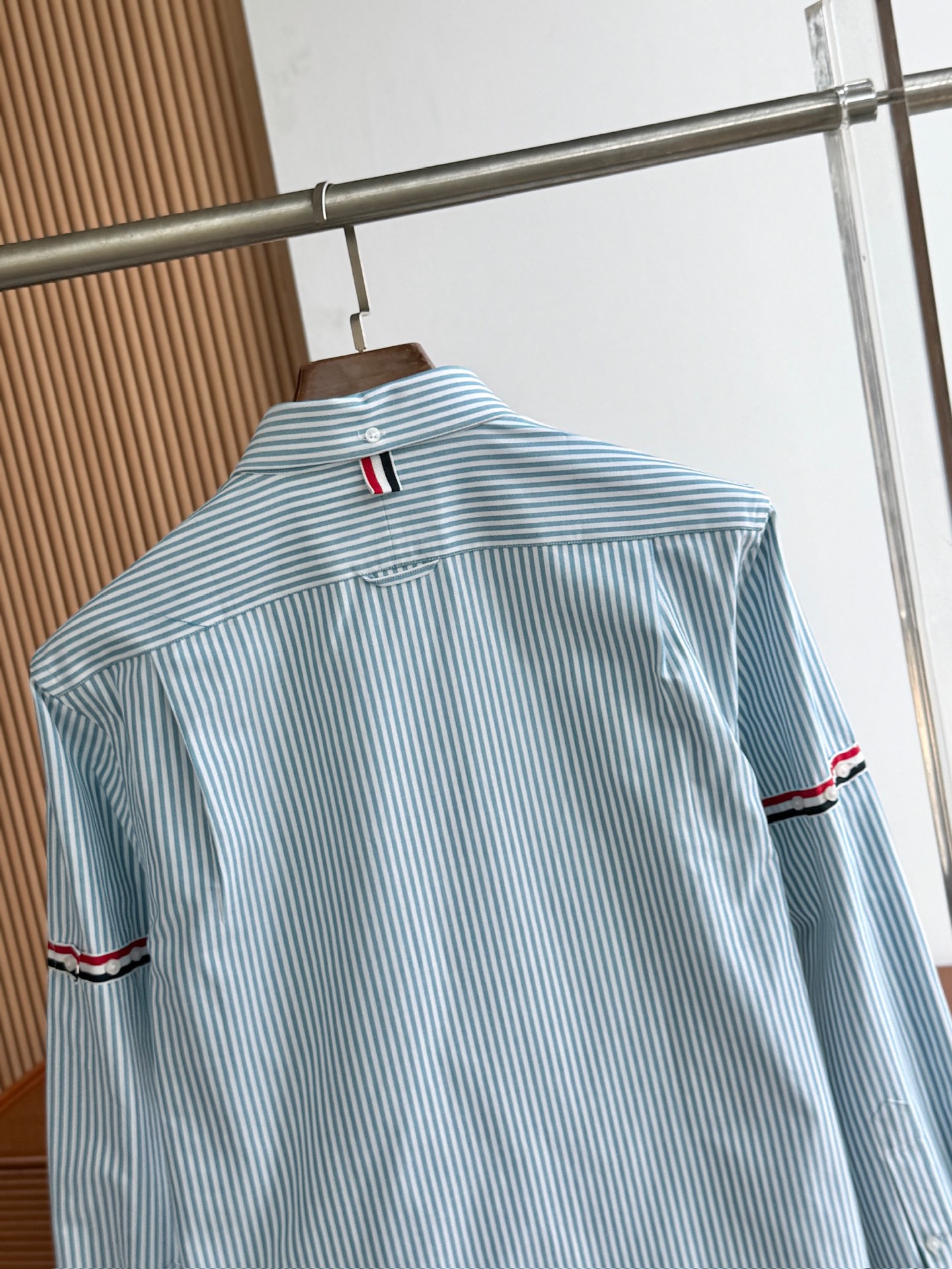 两色入。。。TB布朗尼顶级单品。条纹撞织带男士长袖衬衫，香港贸易公司货，纯正洋行渠道，整款衬衫的设计别具