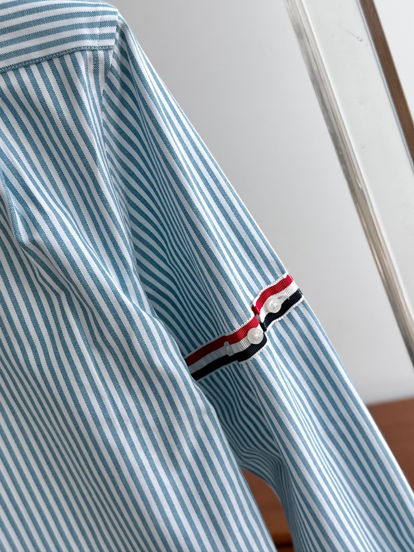 两色入。。。TB布朗尼顶级单品。条纹撞织带男士长袖衬衫，香港贸易公司货，纯正洋行渠道，整款衬衫的设计别具