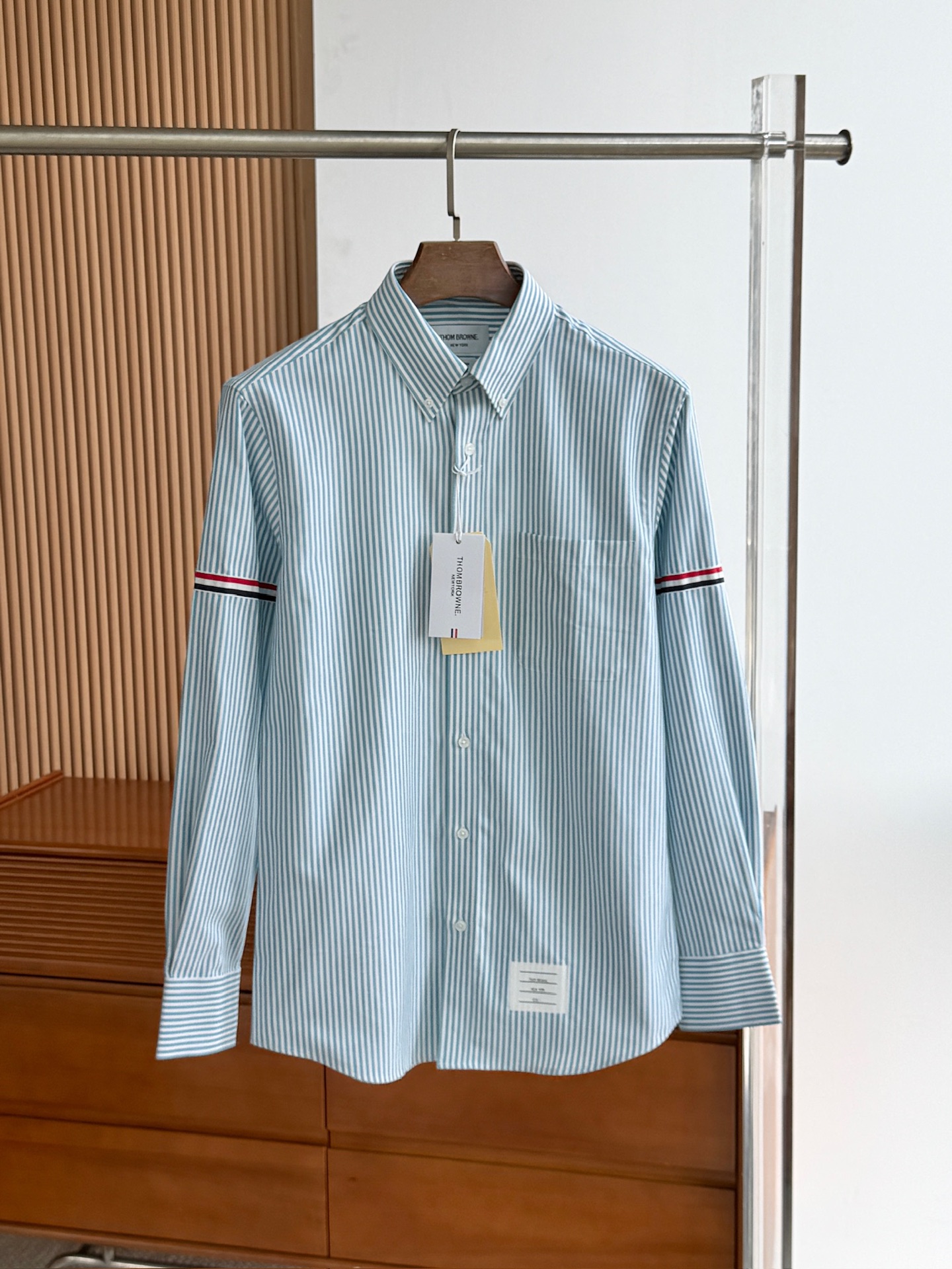 两色入。。。TB布朗尼顶级单品。条纹撞织带男士长袖衬衫，香港贸易公司货，纯正洋行渠道，整款衬衫的设计别具