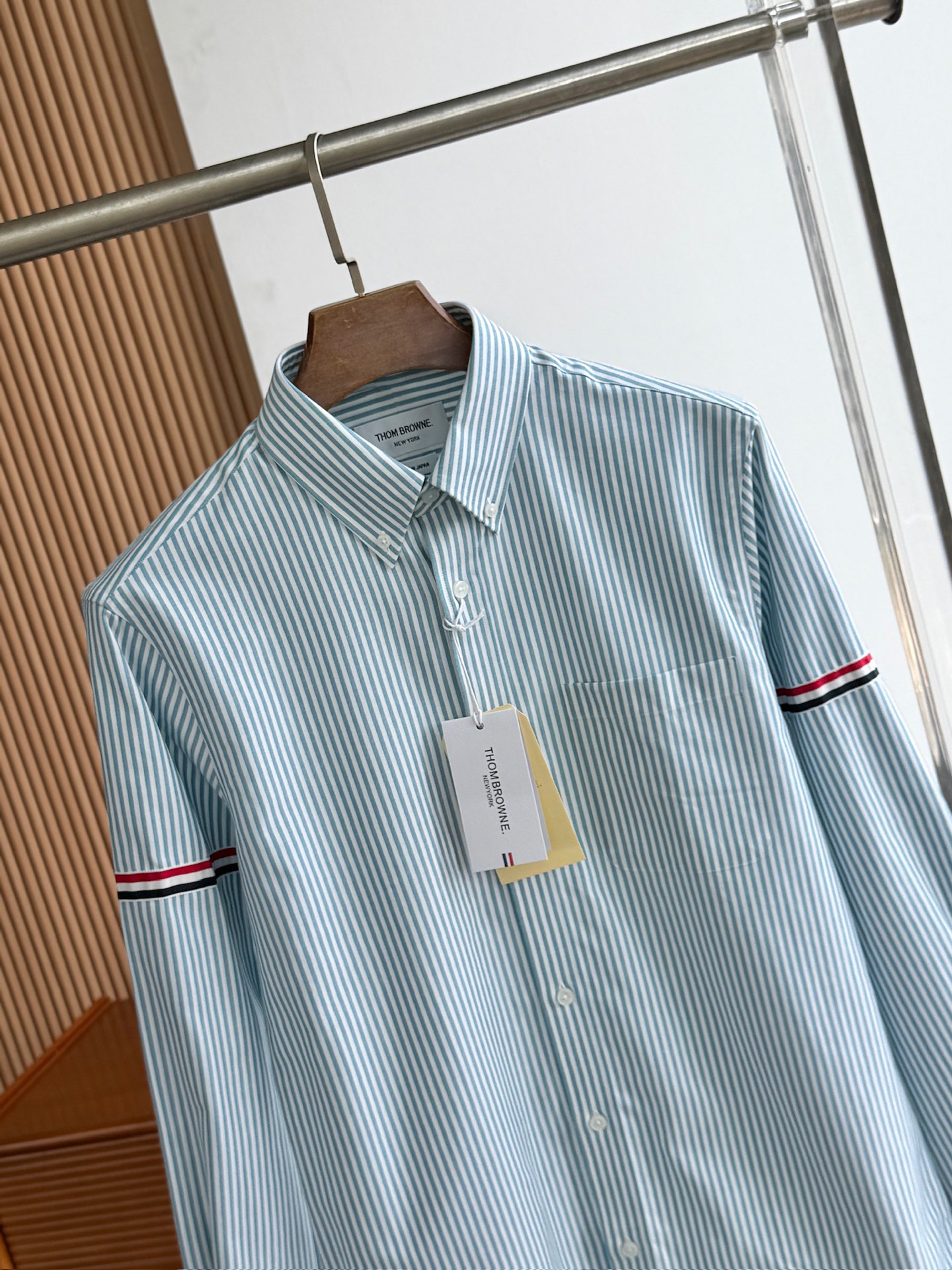 两色入。。。TB布朗尼顶级单品。条纹撞织带男士长袖衬衫，香港贸易公司货，纯正洋行渠道，整款衬衫的设计别具