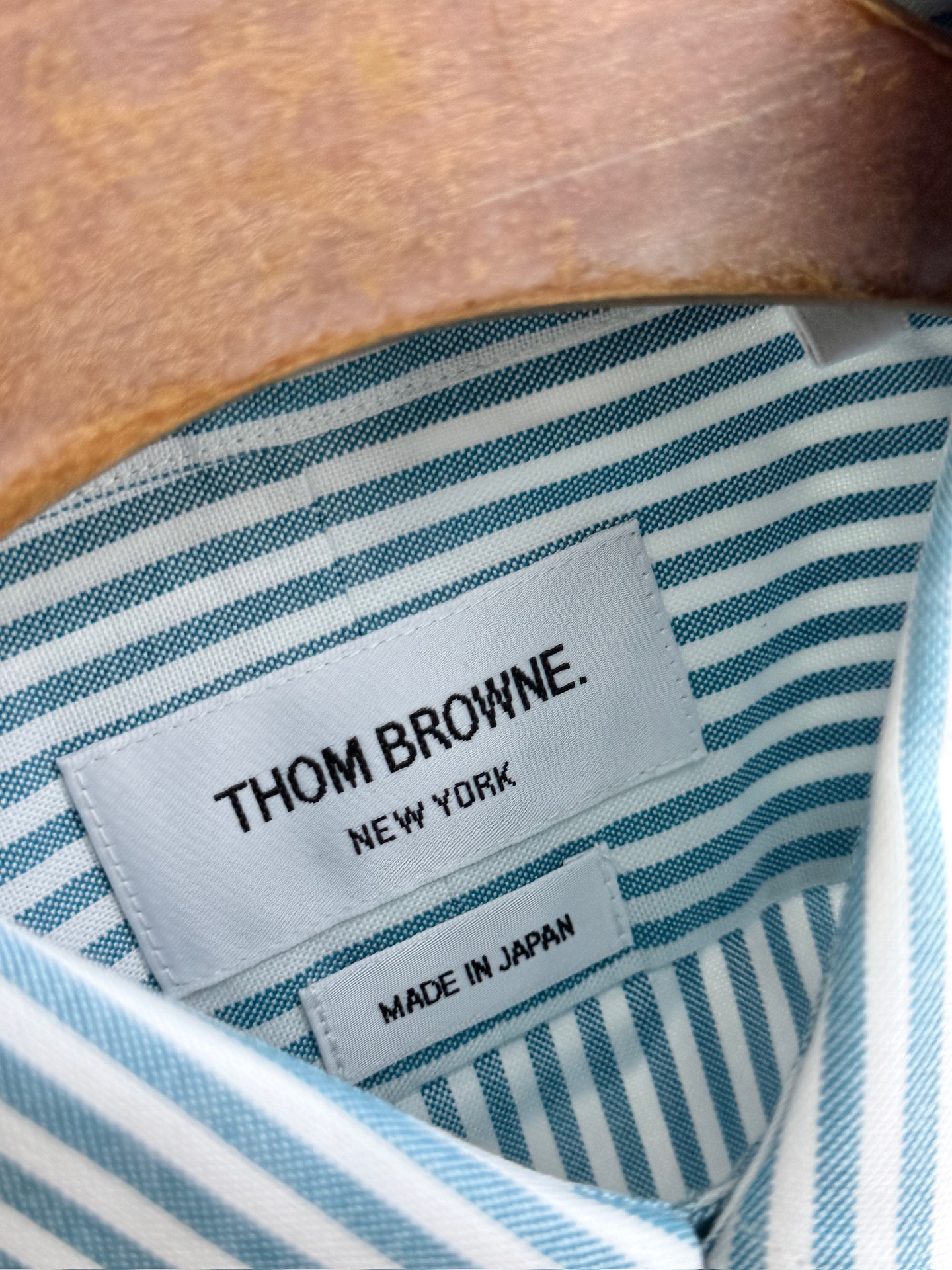 两色入。。。TB布朗尼顶级单品。条纹撞织带男士长袖衬衫，香港贸易公司货，纯正洋行渠道，整款衬衫的设计别具