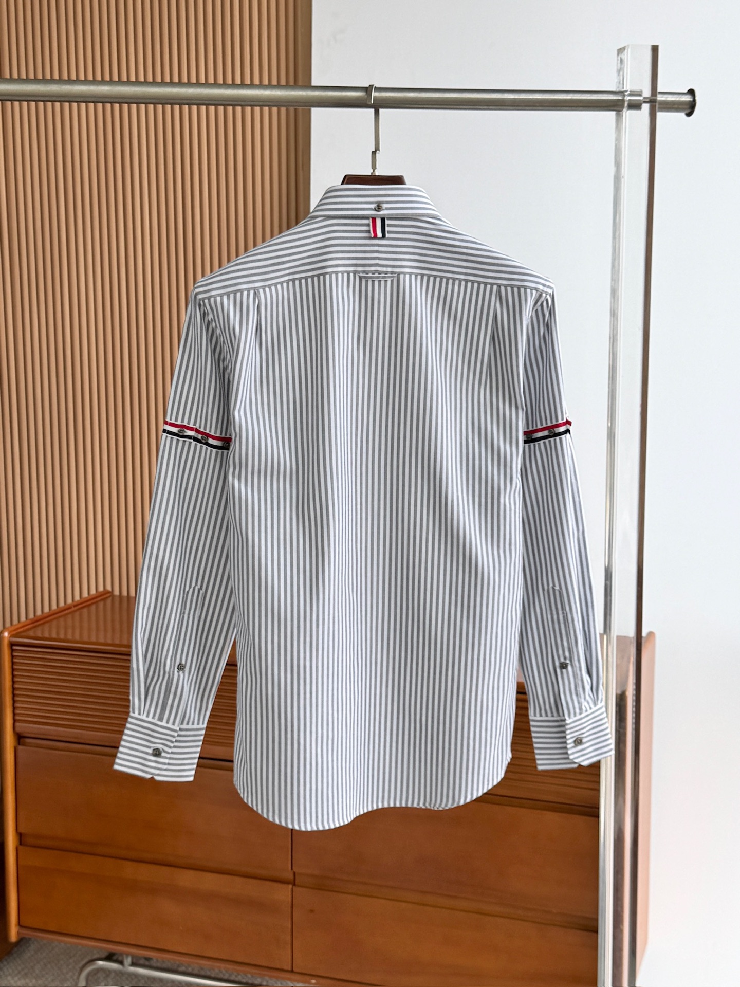 两色入。。。TB布朗尼顶级单品。条纹撞织带男士长袖衬衫，香港贸易公司货，纯正洋行渠道，整款衬衫的设计别具