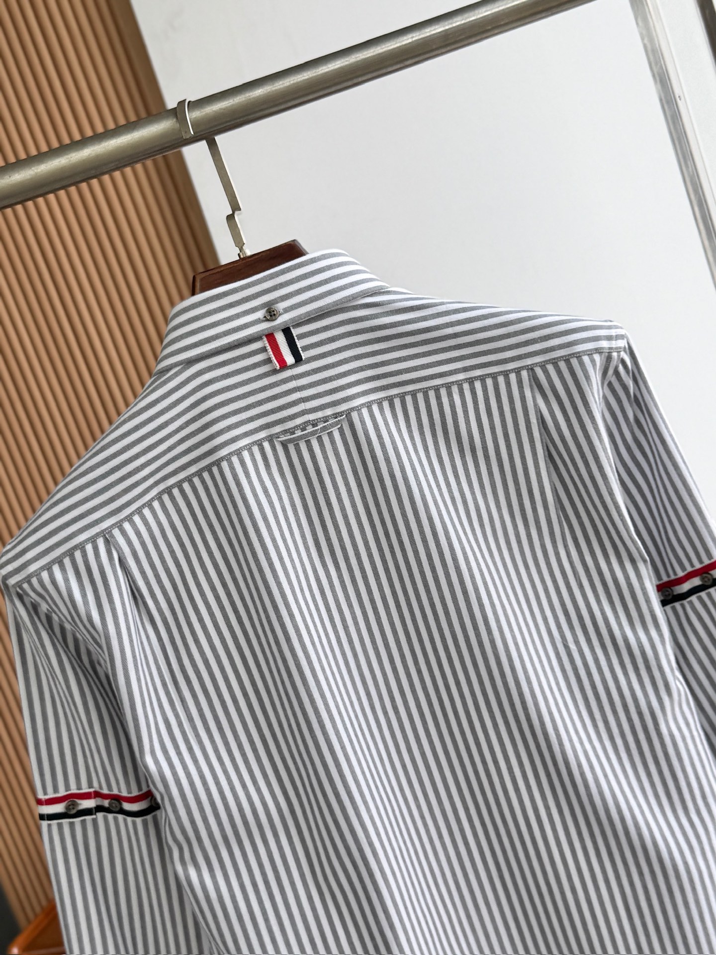 两色入。。。TB布朗尼顶级单品。条纹撞织带男士长袖衬衫，香港贸易公司货，纯正洋行渠道，整款衬衫的设计别具