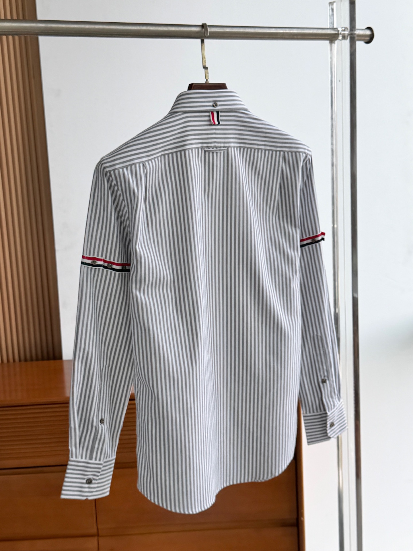 两色入。。。TB布朗尼顶级单品。条纹撞织带男士长袖衬衫，香港贸易公司货，纯正洋行渠道，整款衬衫的设计别具