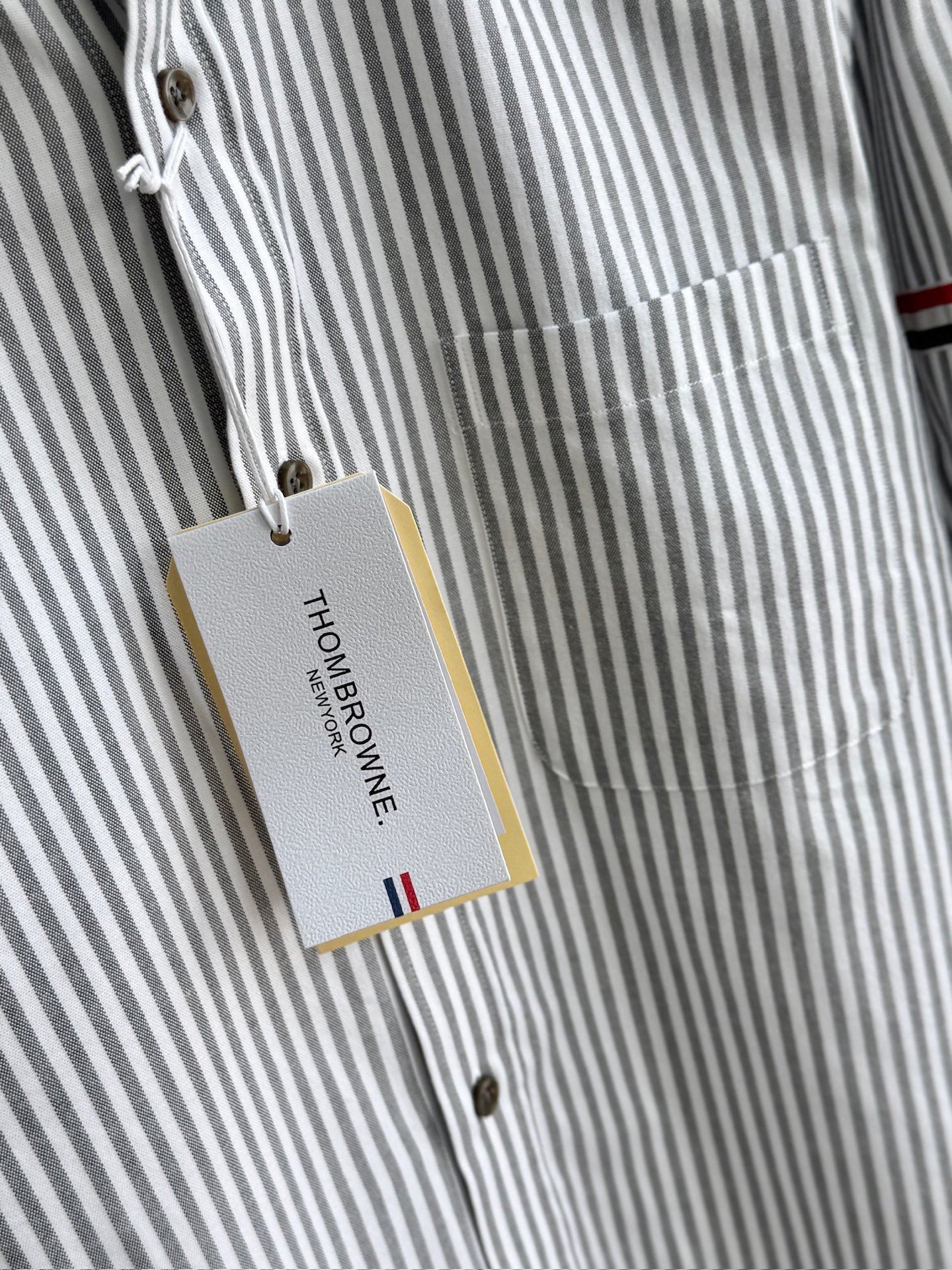 两色入。。。TB布朗尼顶级单品。条纹撞织带男士长袖衬衫，香港贸易公司货，纯正洋行渠道，整款衬衫的设计别具