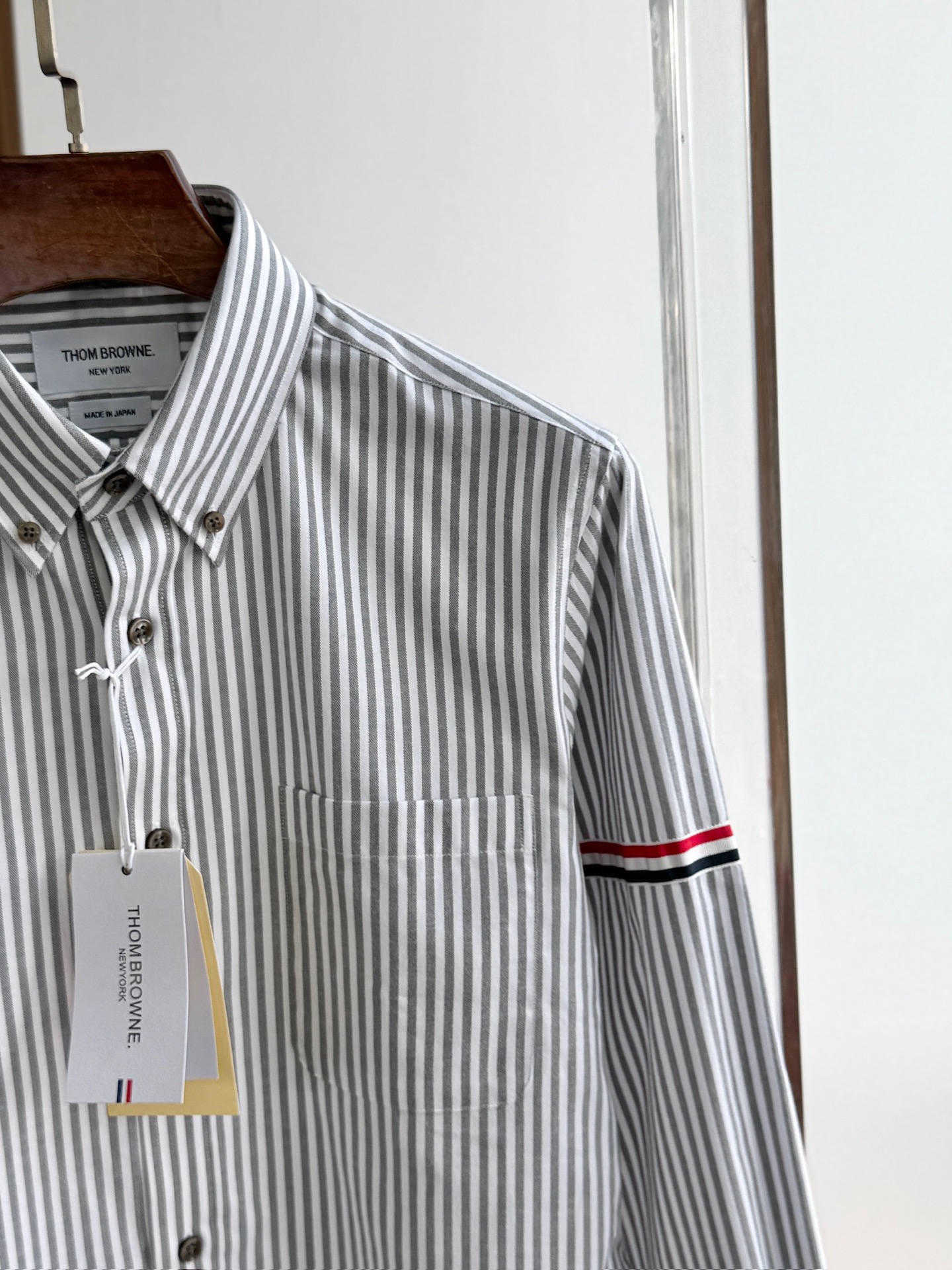 两色入。。。TB布朗尼顶级单品。条纹撞织带男士长袖衬衫，香港贸易公司货，纯正洋行渠道，整款衬衫的设计别具