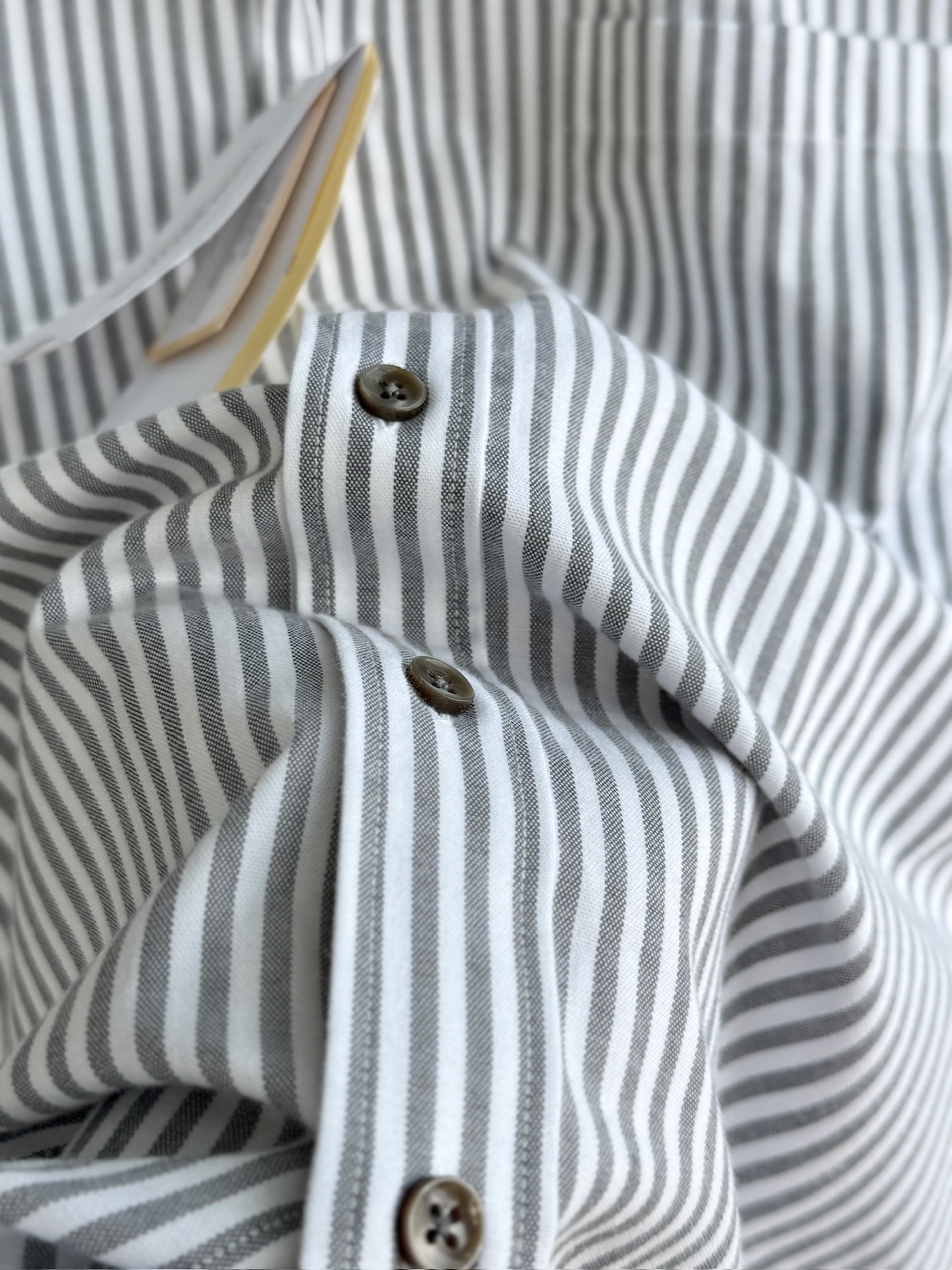 两色入。。。TB布朗尼顶级单品。条纹撞织带男士长袖衬衫，香港贸易公司货，纯正洋行渠道，整款衬衫的设计别具