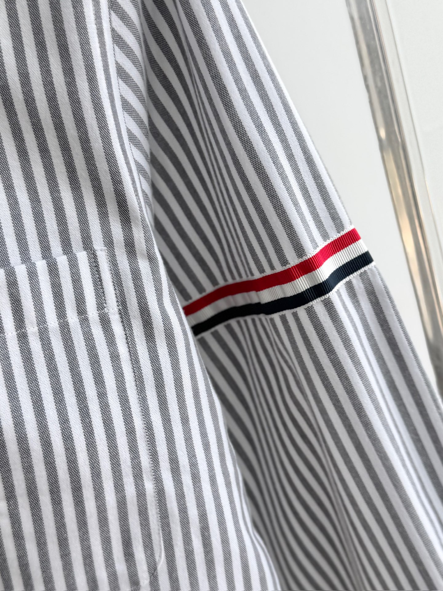 两色入。。。TB布朗尼顶级单品。条纹撞织带男士长袖衬衫，香港贸易公司货，纯正洋行渠道，整款衬衫的设计别具