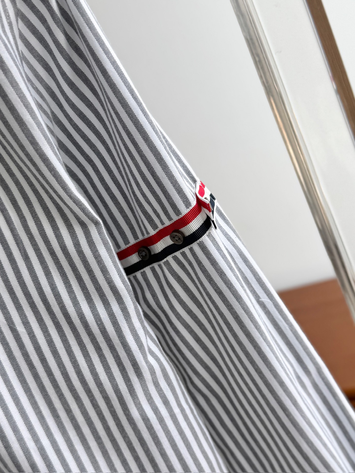 两色入。。。TB布朗尼顶级单品。条纹撞织带男士长袖衬衫，香港贸易公司货，纯正洋行渠道，整款衬衫的设计别具