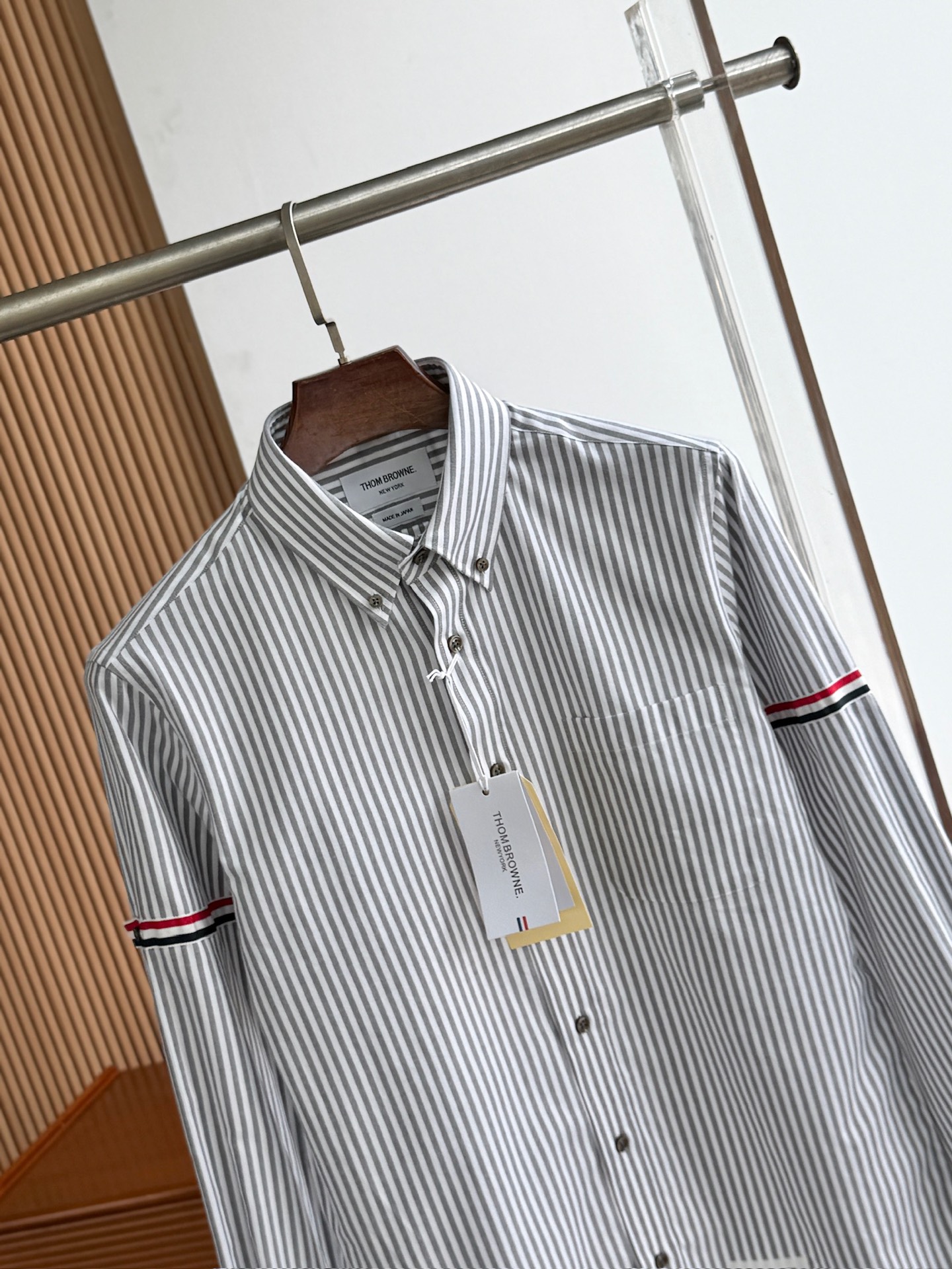 两色入。。。TB布朗尼顶级单品。条纹撞织带男士长袖衬衫，香港贸易公司货，纯正洋行渠道，整款衬衫的设计别具