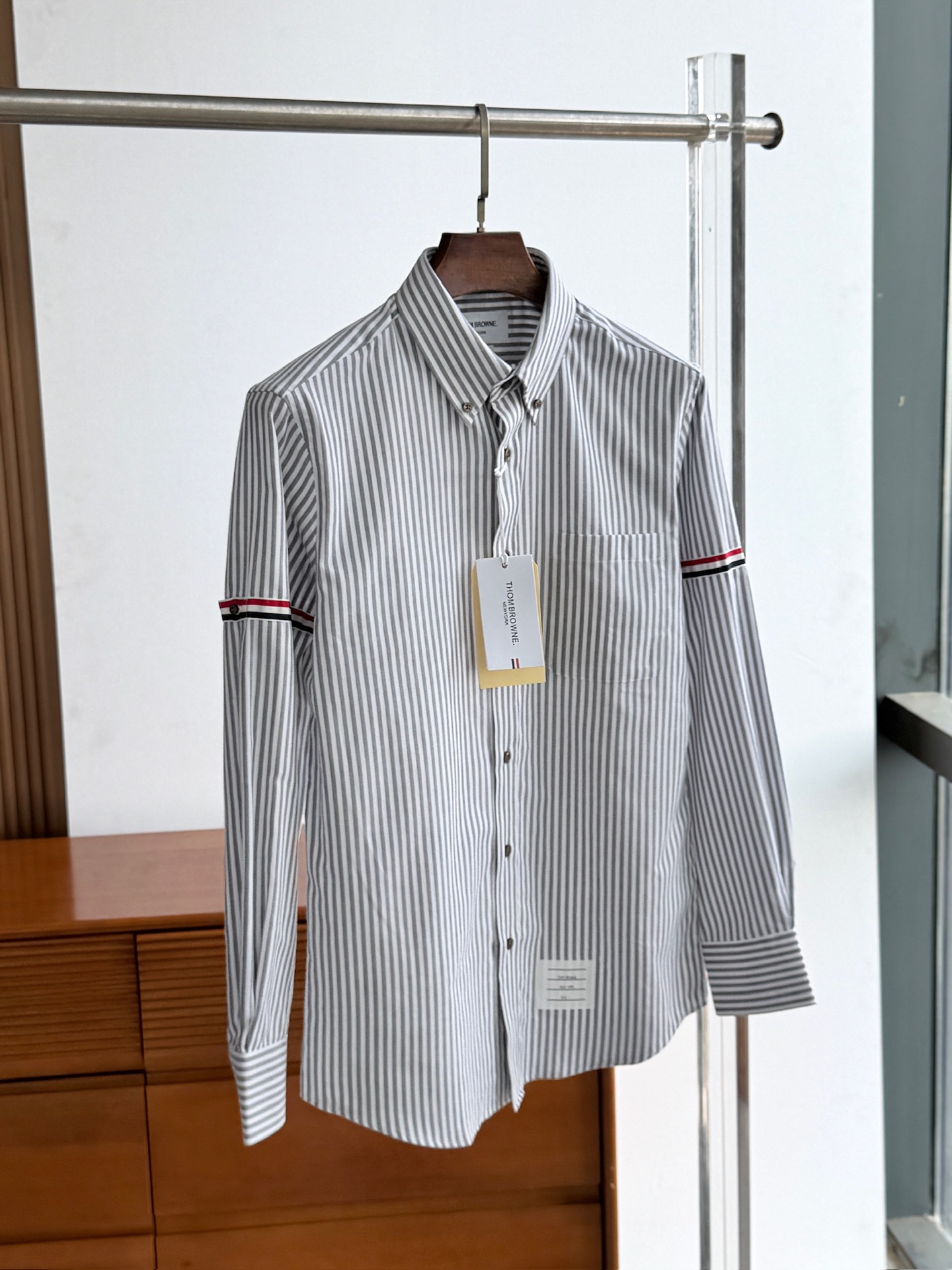 两色入。。。TB布朗尼顶级单品。条纹撞织带男士长袖衬衫，香港贸易公司货，纯正洋行渠道，整款衬衫的设计别具