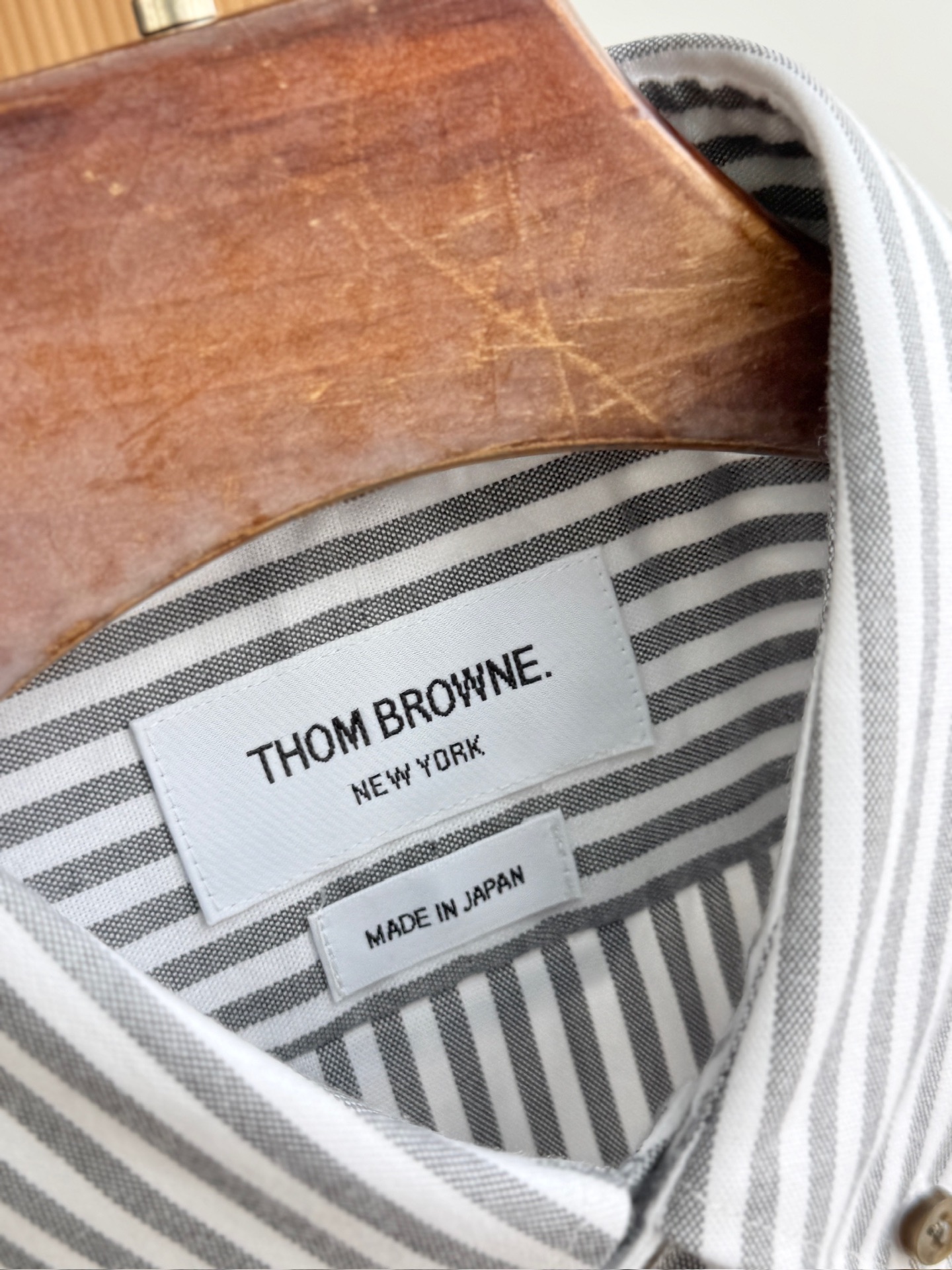 两色入。。。TB布朗尼顶级单品。条纹撞织带男士长袖衬衫，香港贸易公司货，纯正洋行渠道，整款衬衫的设计别具