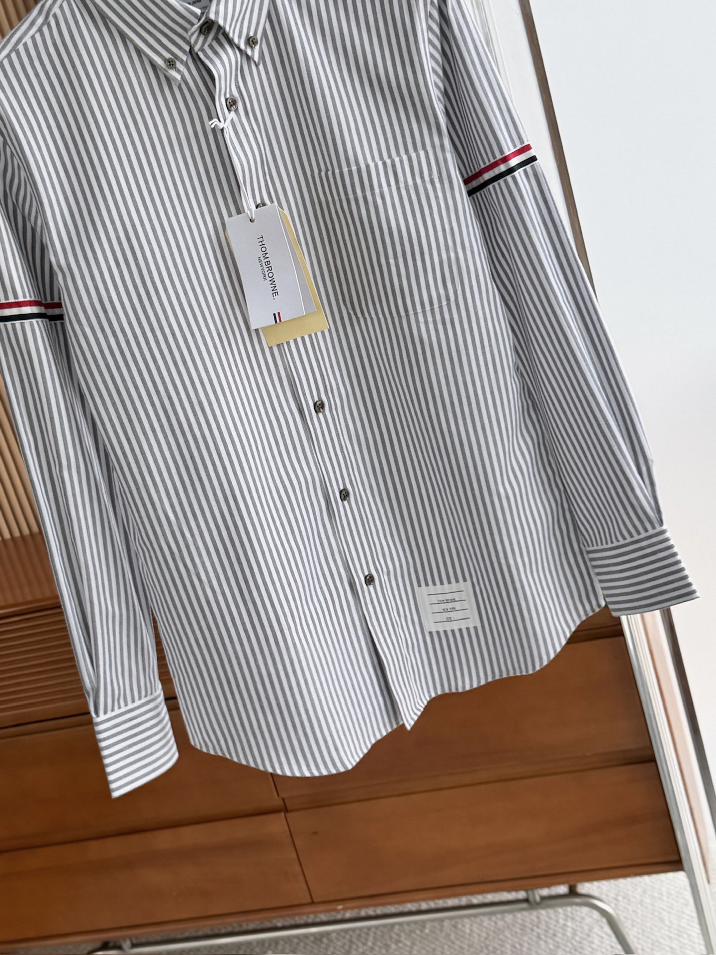 两色入。。。TB布朗尼顶级单品。条纹撞织带男士长袖衬衫，香港贸易公司货，纯正洋行渠道，整款衬衫的设计别具
