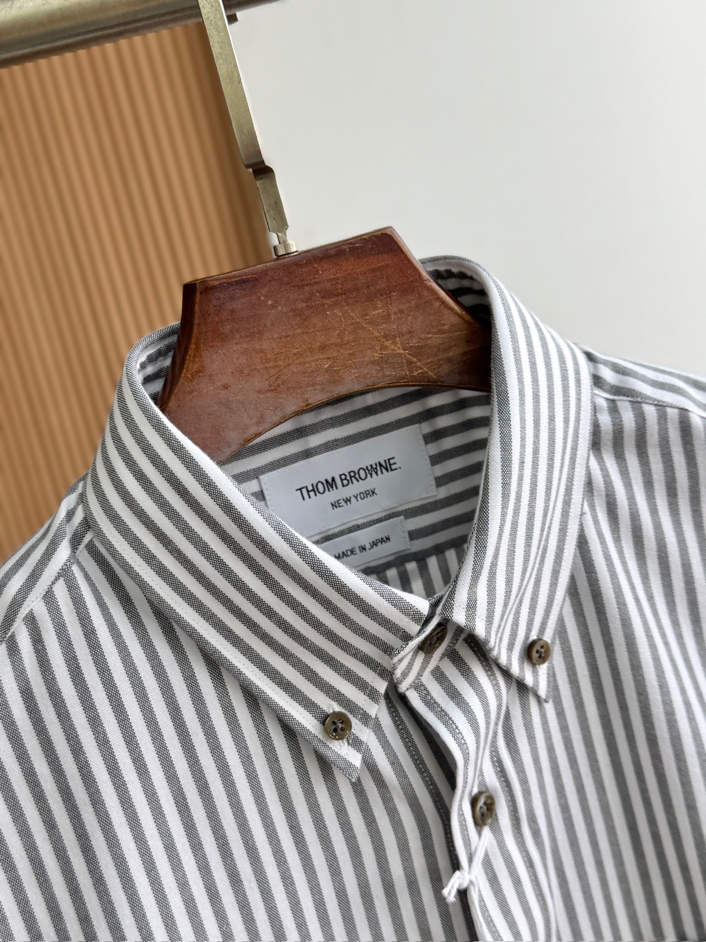 两色入。。。TB布朗尼顶级单品。条纹撞织带男士长袖衬衫，香港贸易公司货，纯正洋行渠道，整款衬衫的设计别具