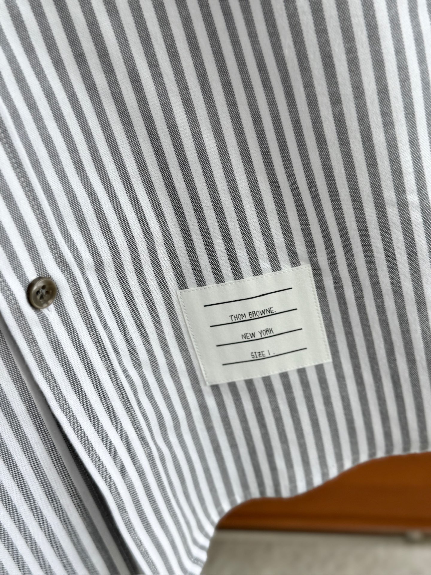 两色入。。。TB布朗尼顶级单品。条纹撞织带男士长袖衬衫，香港贸易公司货，纯正洋行渠道，整款衬衫的设计别具