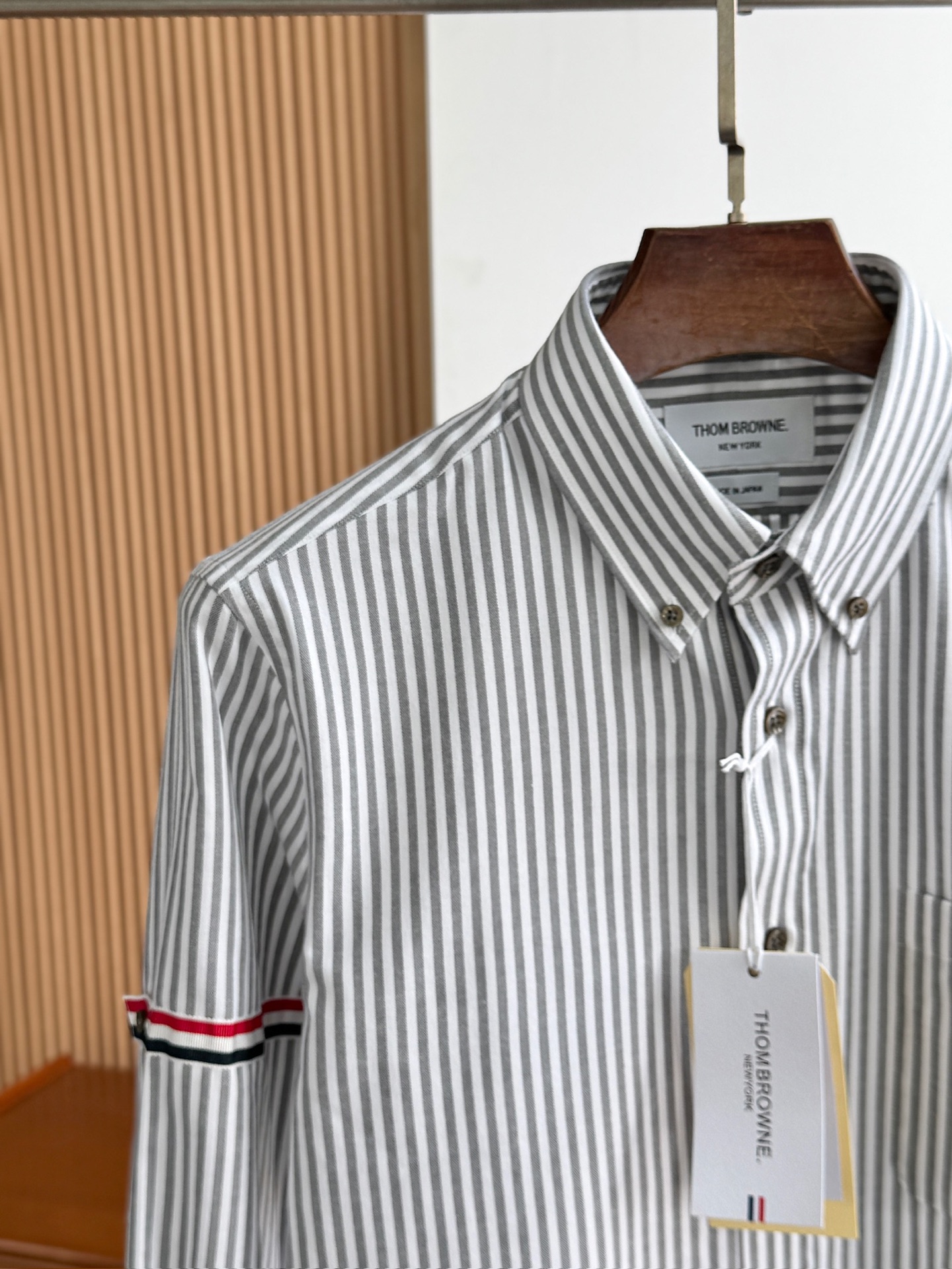 两色入。。。TB布朗尼顶级单品。条纹撞织带男士长袖衬衫，香港贸易公司货，纯正洋行渠道，整款衬衫的设计别具