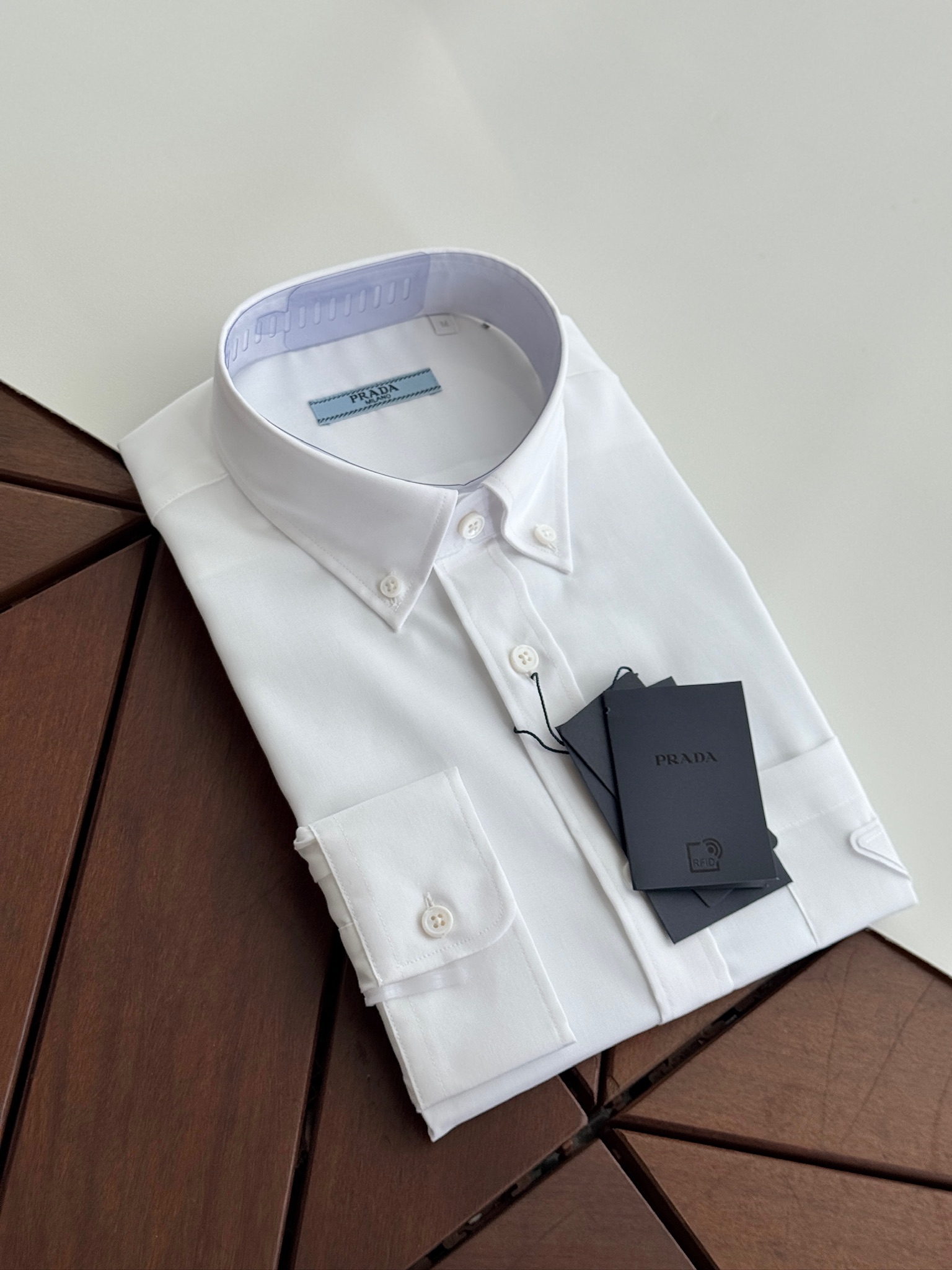 秋冬必备，补单出货！！！2025年秋冬普拉达PRADA...高支高密衬衫，商务绅士通勤款时尚又得体，百搭