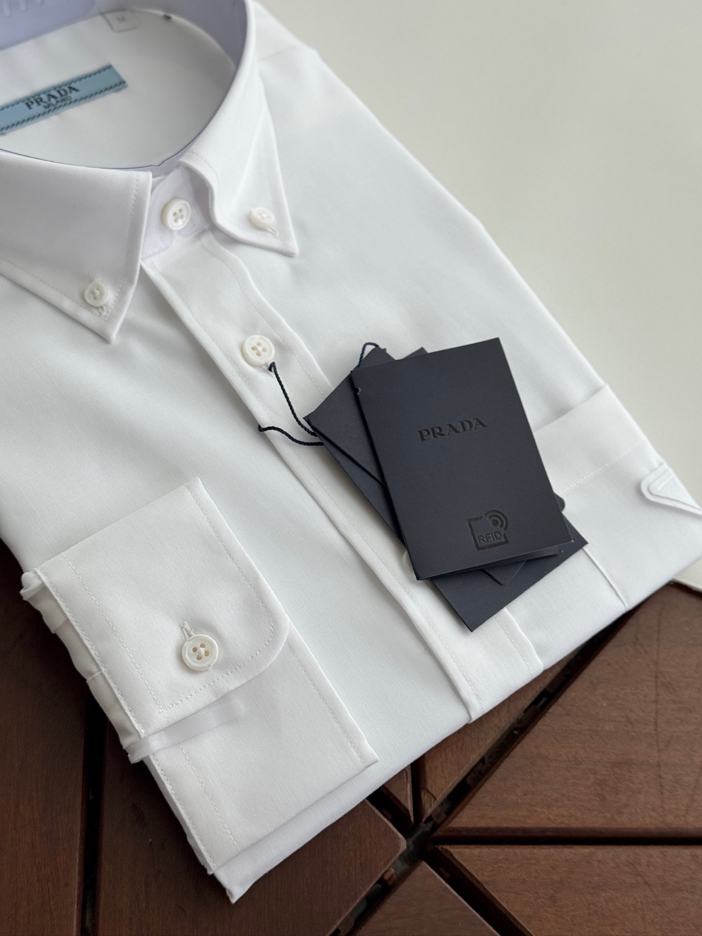 秋冬必备，补单出货！！！2025年秋冬普拉达PRADA...高支高密衬衫，商务绅士通勤款时尚又得体，百搭