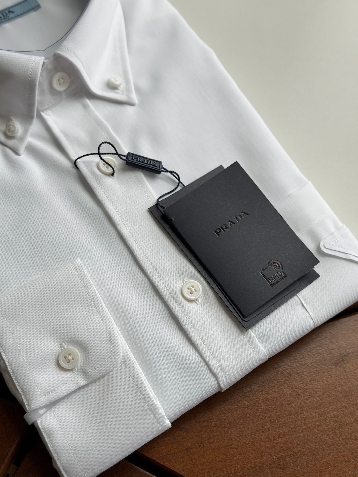 秋冬必备，补单出货！！！2025年秋冬普拉达PRADA...高支高密衬衫，商务绅士通勤款时尚又得体，百搭